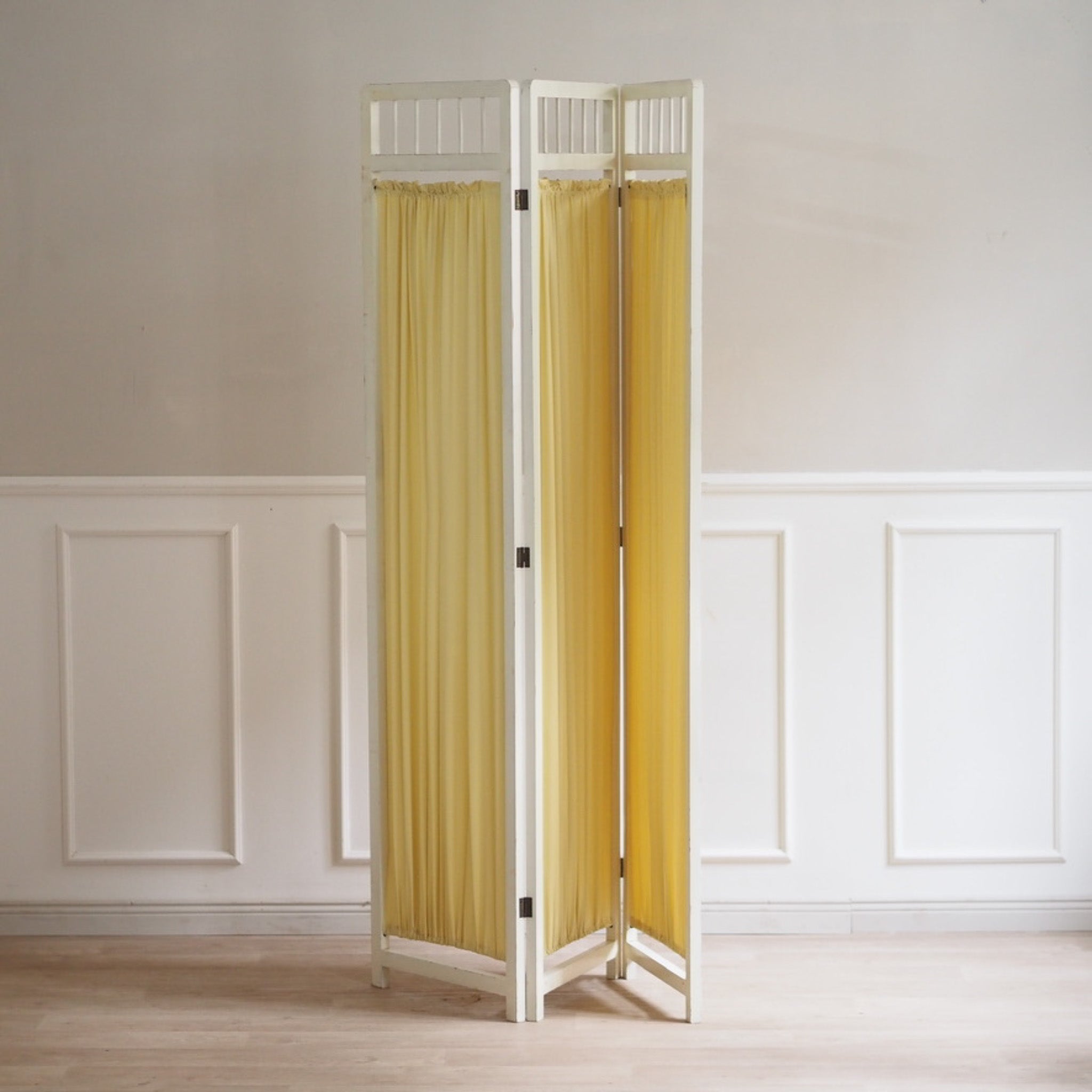 Historischer Paravent mit Stoffbespannung, dreiteilig, um 1900 - Vintage Raumteiler Trenner