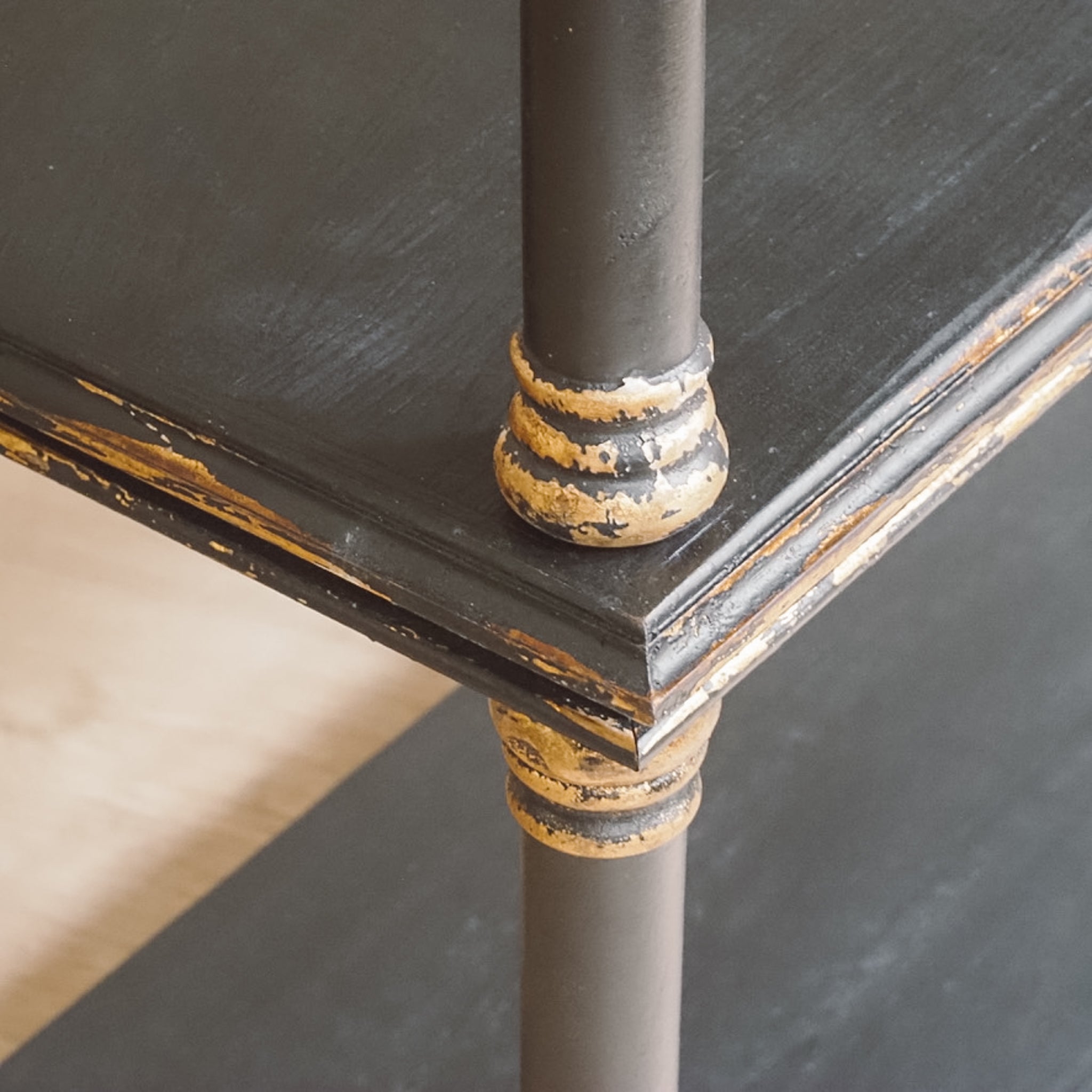 Stilvolles Etagerenregal in schwarz gold - NEU - reproduziert im antiken Stil, Holz