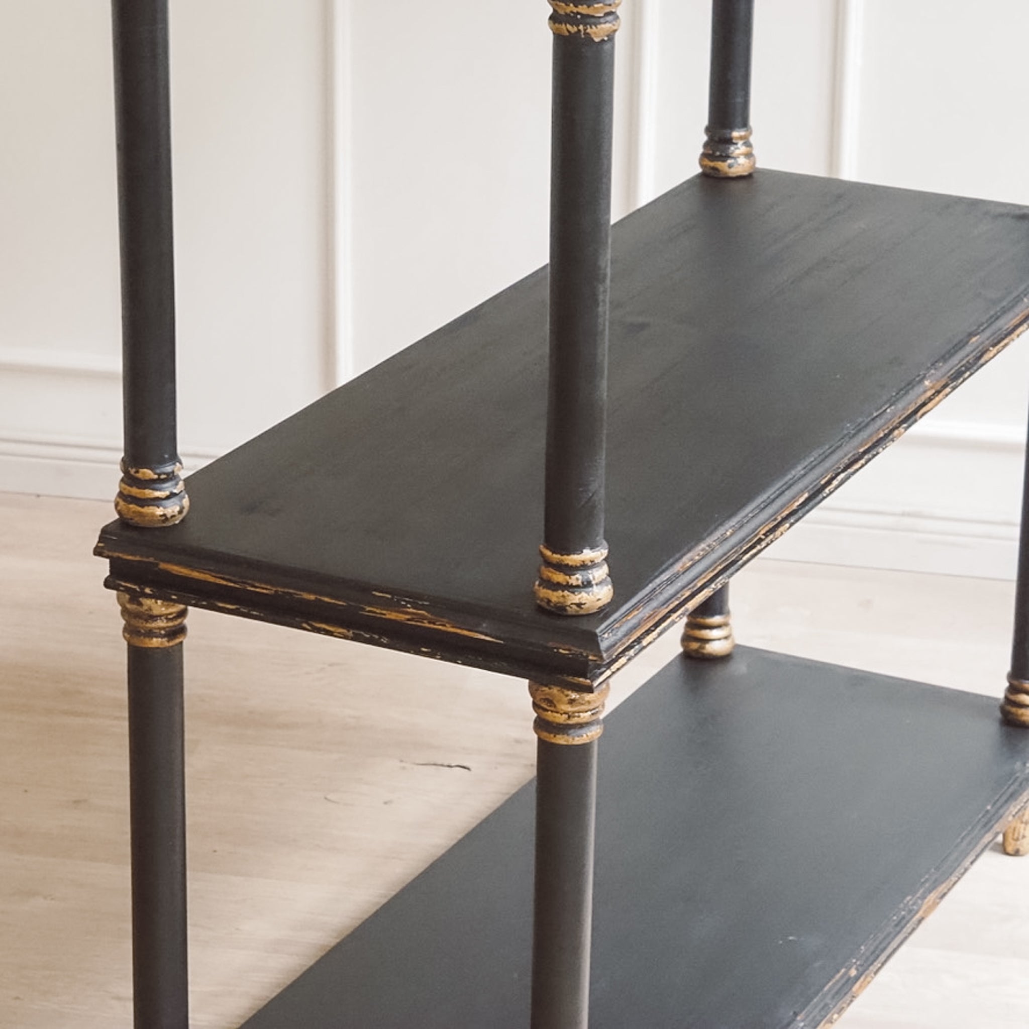 Stilvolles Etagerenregal in schwarz gold - NEU - reproduziert im antiken Stil, Holz