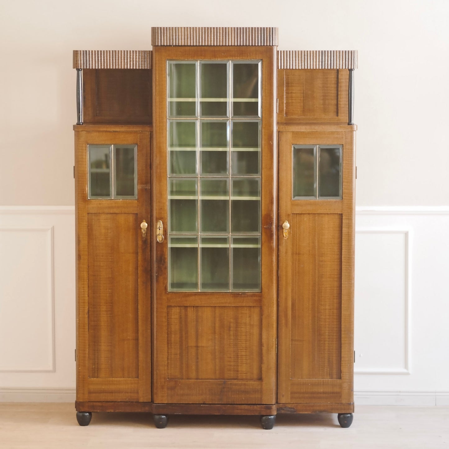 EPOCHE 1910 - Antike Gründerzeit-Vitrine mit Glasfront und grünem Innenleben
