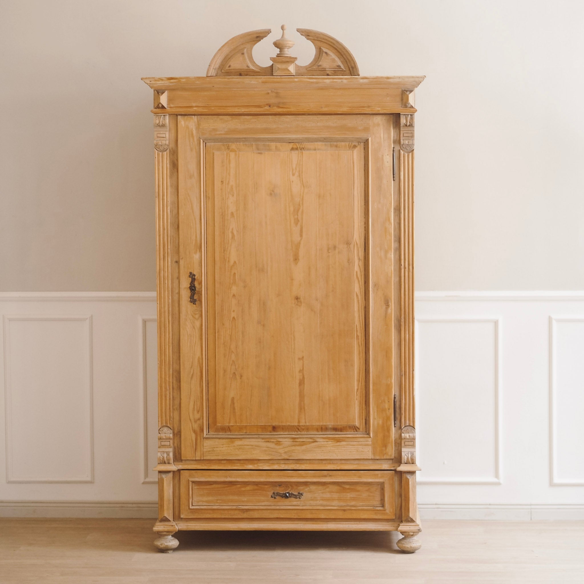 EPOCHE 1890 - Antiker Weichholz Gründerzeit Kleiderschrank mit Kleiderhaken