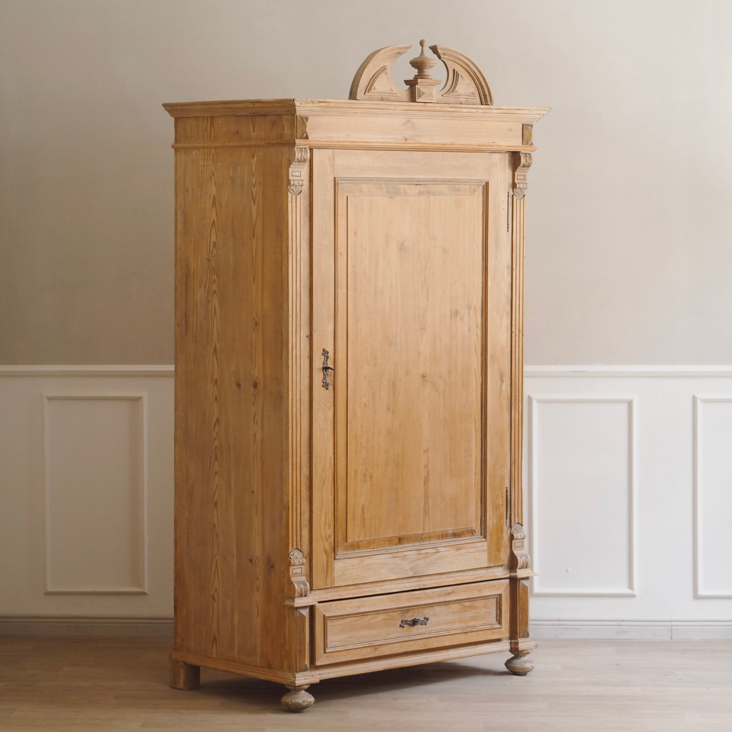 EPOCHE 1890 - Antiker Weichholz Gründerzeit Kleiderschrank mit Kleiderhaken