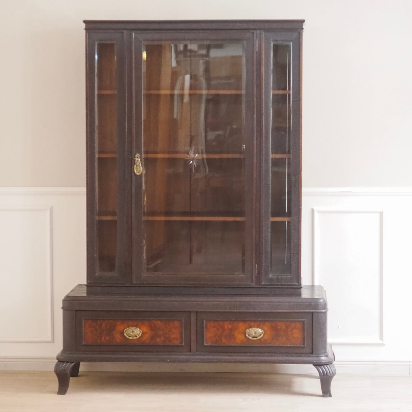 EPOCHE 1930 - Antike Vitrine mit Intarsien und geschliffenem Glas