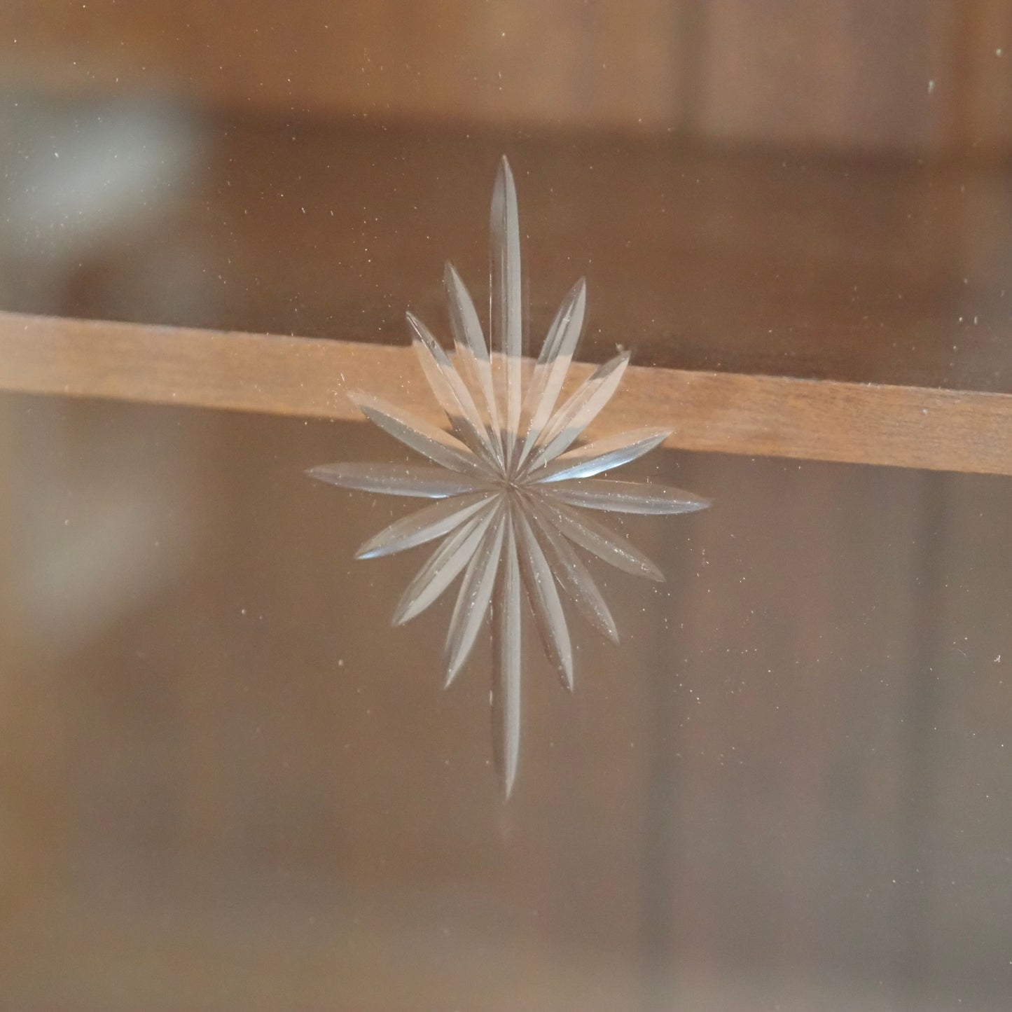 EPOCHE 1930 - Antike Vitrine mit Intarsien und geschliffenem Glas