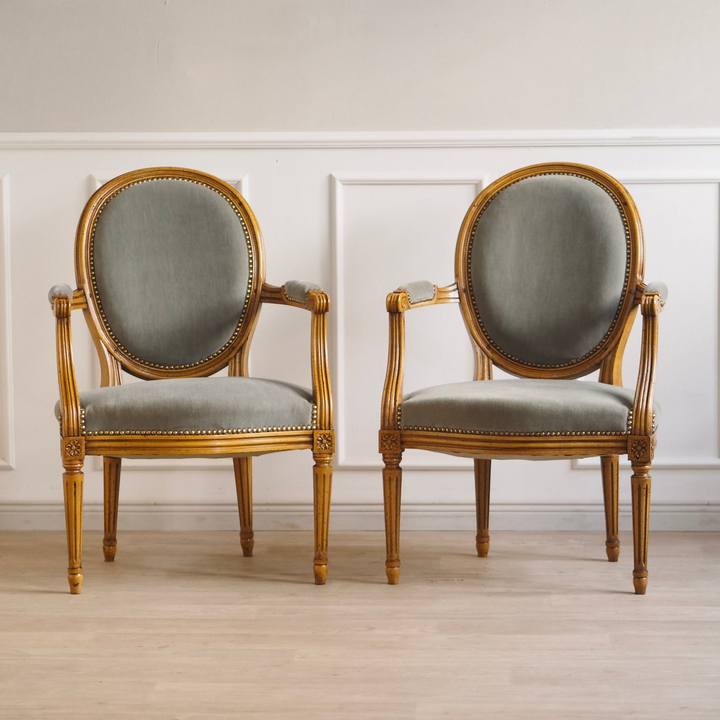 EPOCHE 1890 - Französische Louis XVI Sessel mit graugrünem Samt, Set
