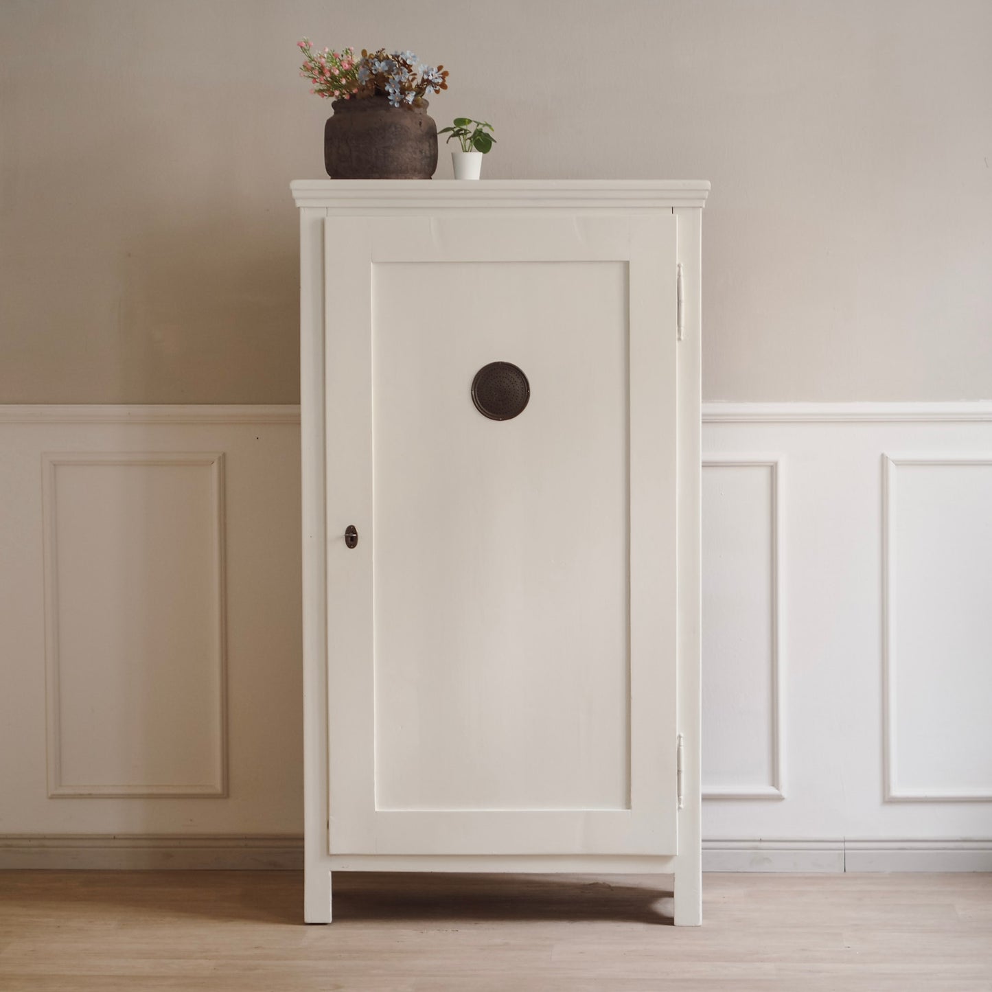 EPOCHE 1920 - Weißer Vintage-Küchenschrank mit Belüftungseinsatz / Vorratsschrank