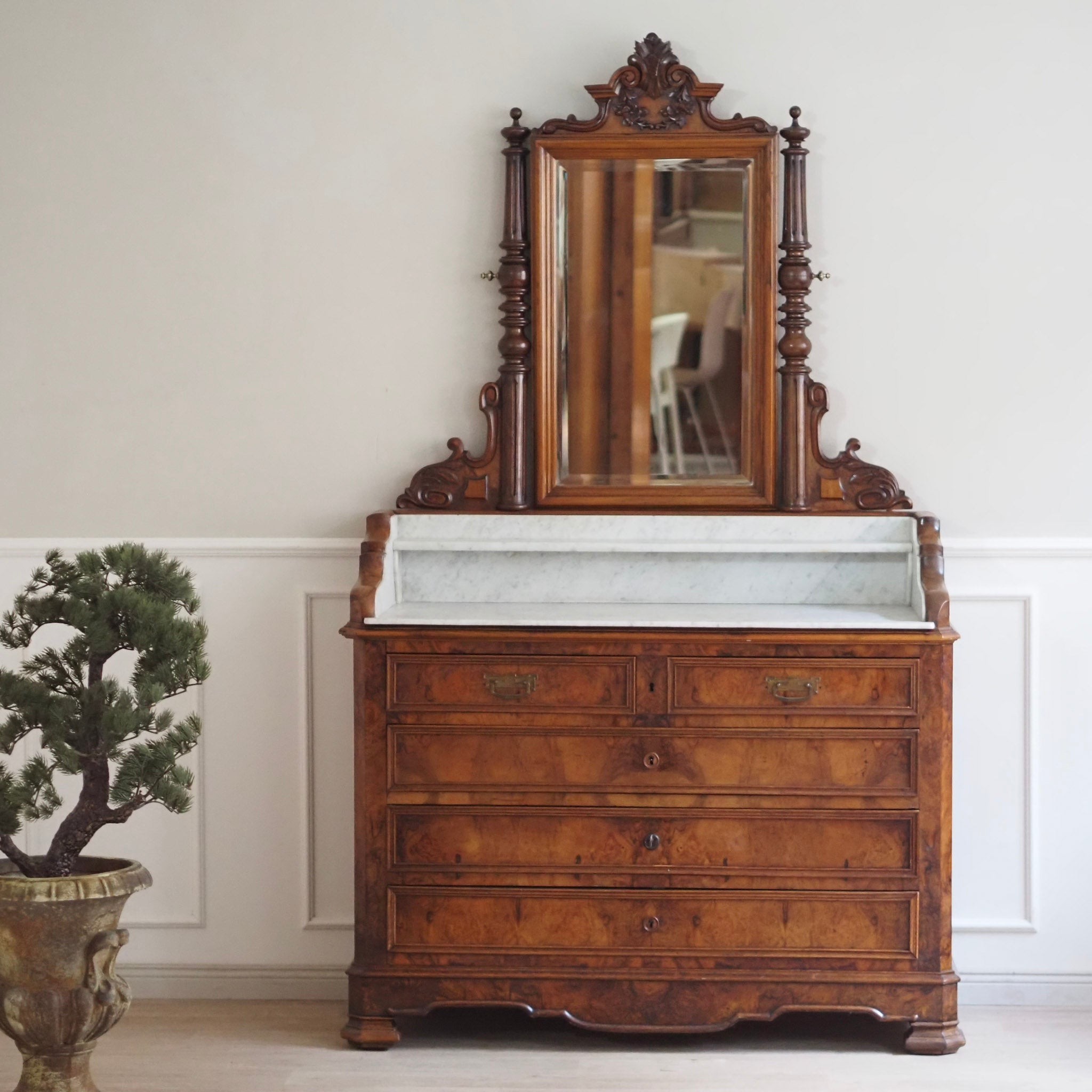 EPOCHE 1880 - Antike Spiegelkommode mit weißem Marmor aus der Gründerzeit