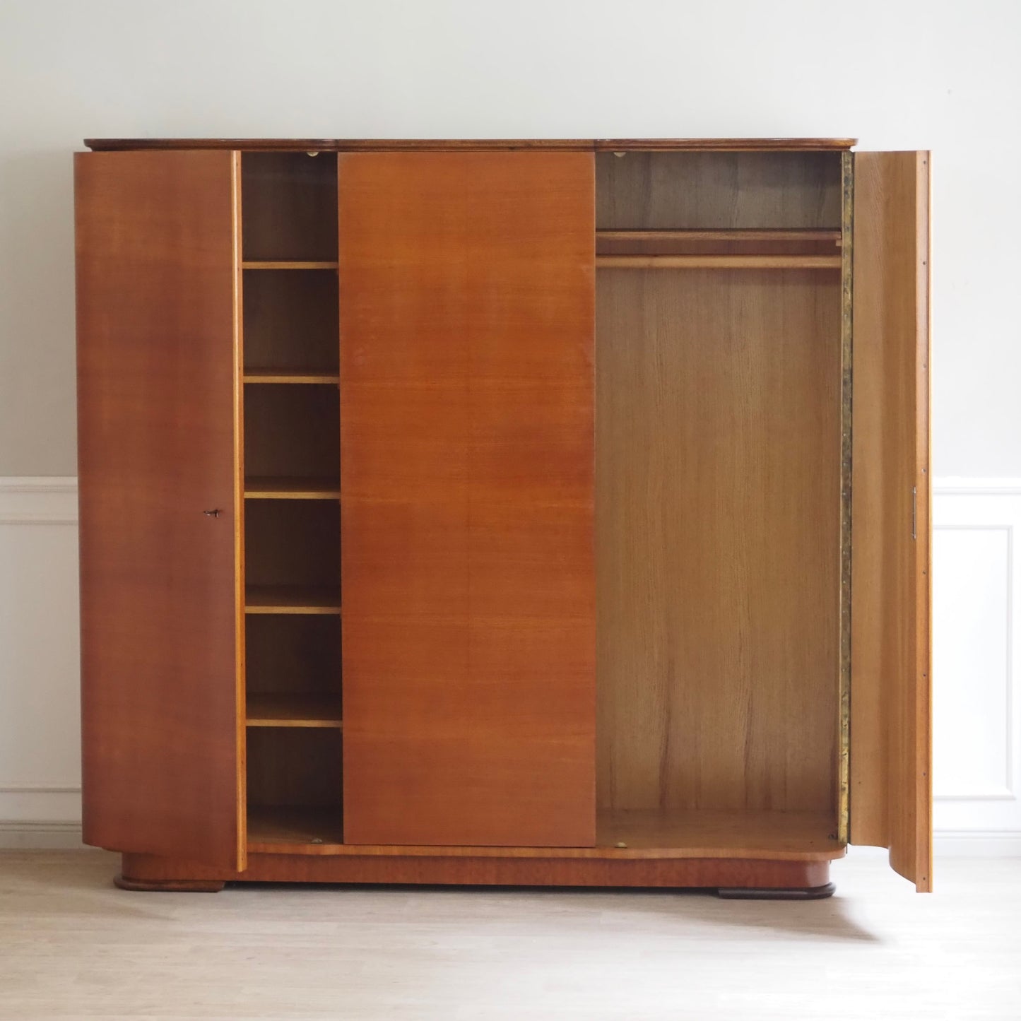 EPOCHE 1950 - Großer Mid Century Kleiderschrank 3-türig sanft geschwungen