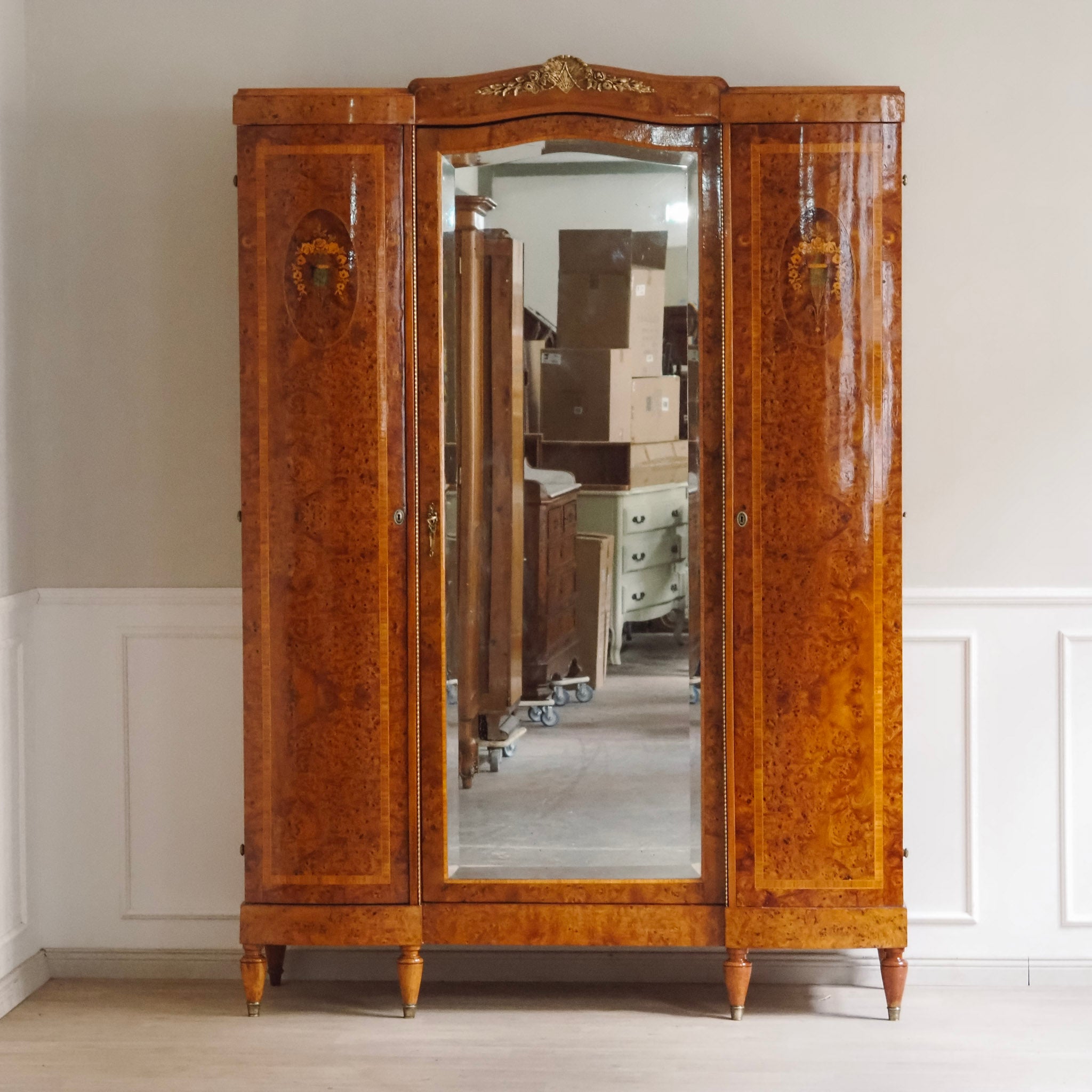 Französischer Kleiderschrank mit Wurzelholz und Intarsien - Großer Spiegel, um 1880–1900