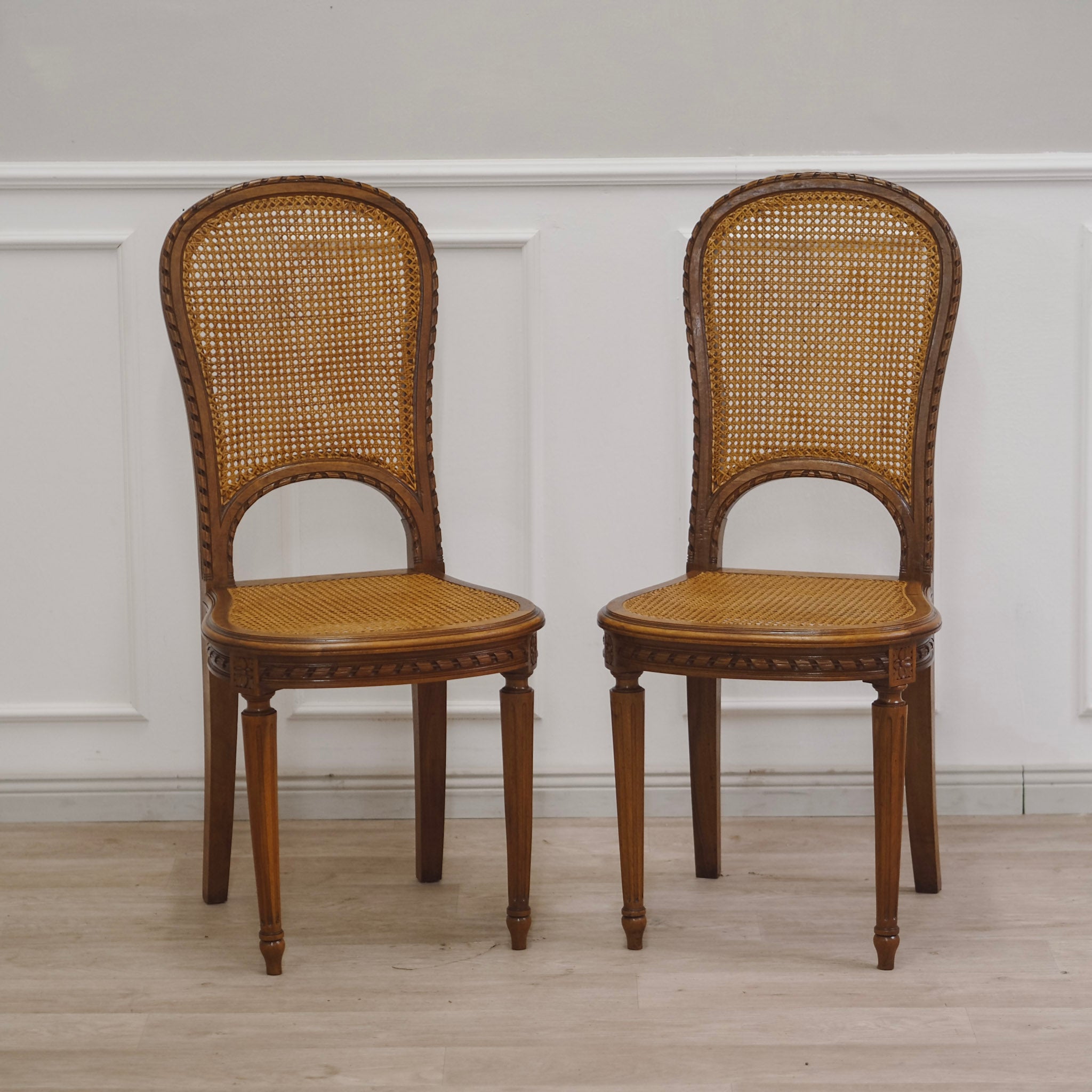 EPOCHE 1910 - Französisches Stuhl-Paar mit feinem Wiener Geflecht, Louis-Seize-Stil