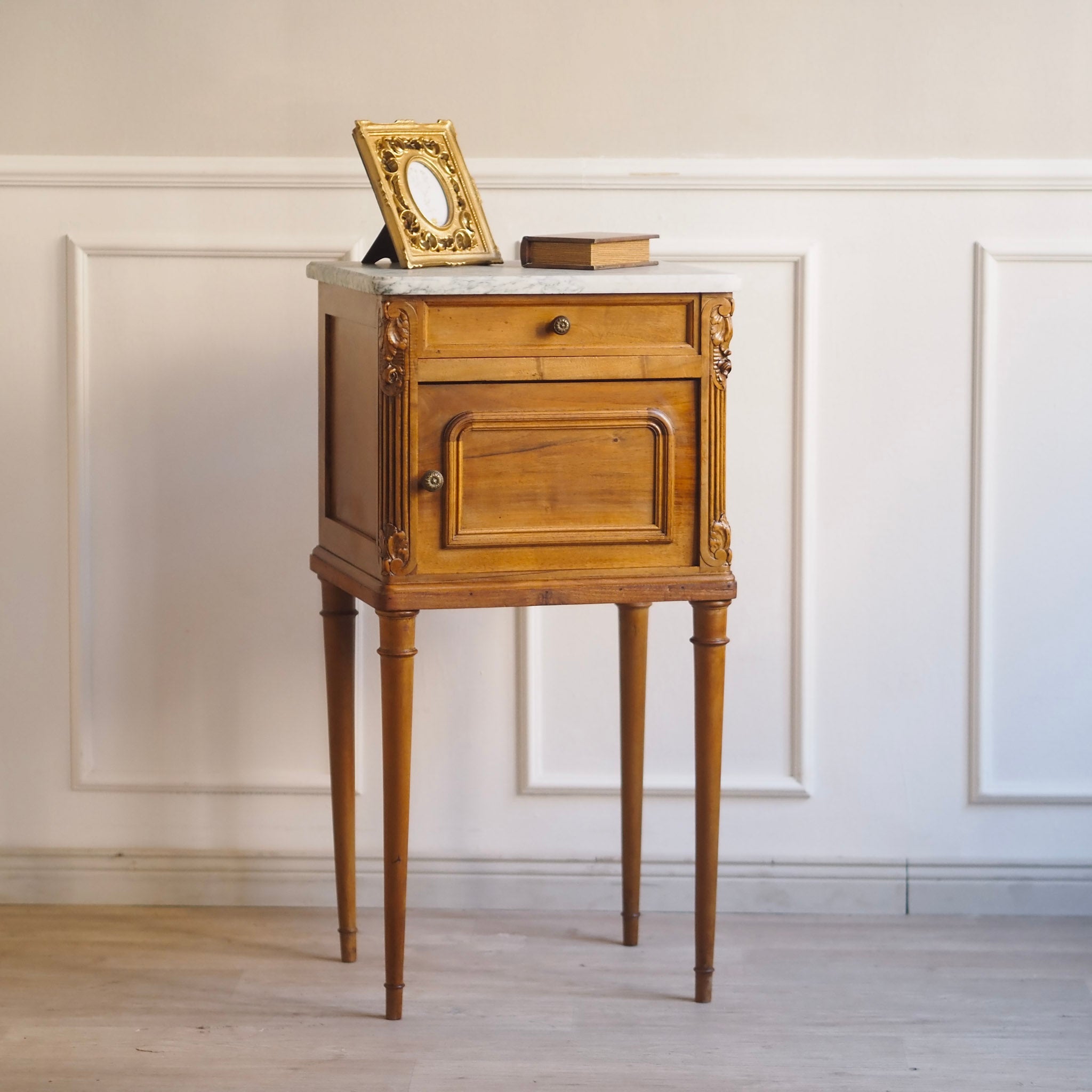EPOCHE 1890 - Antiker Nachttisch mit Marmor und Porzellan - Französischer Vintage Nachtschrank