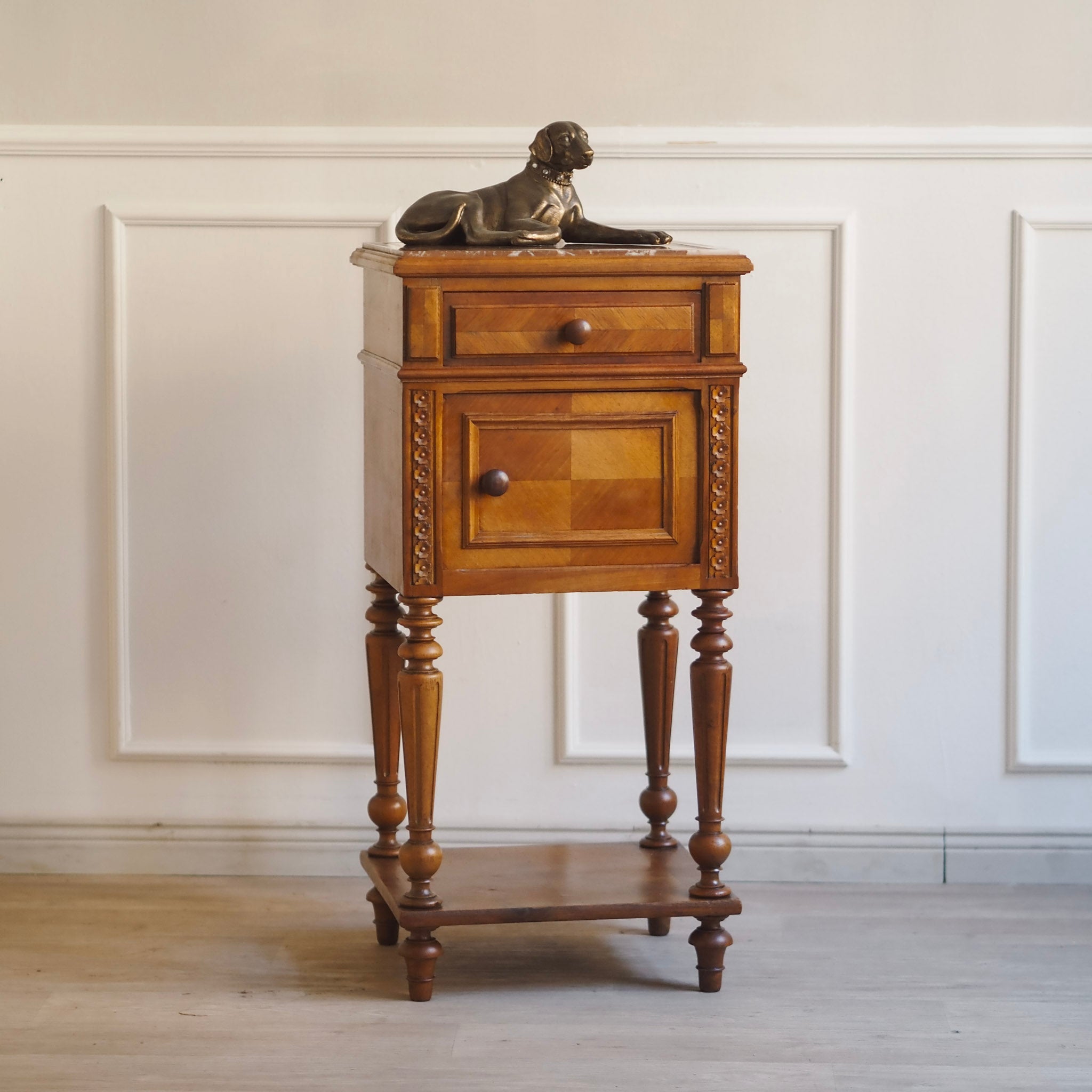 EPOCHE 1890 - Antiker Nachtschrank mit Marmorplatte und Marmorauskleidung - Gründerzeit