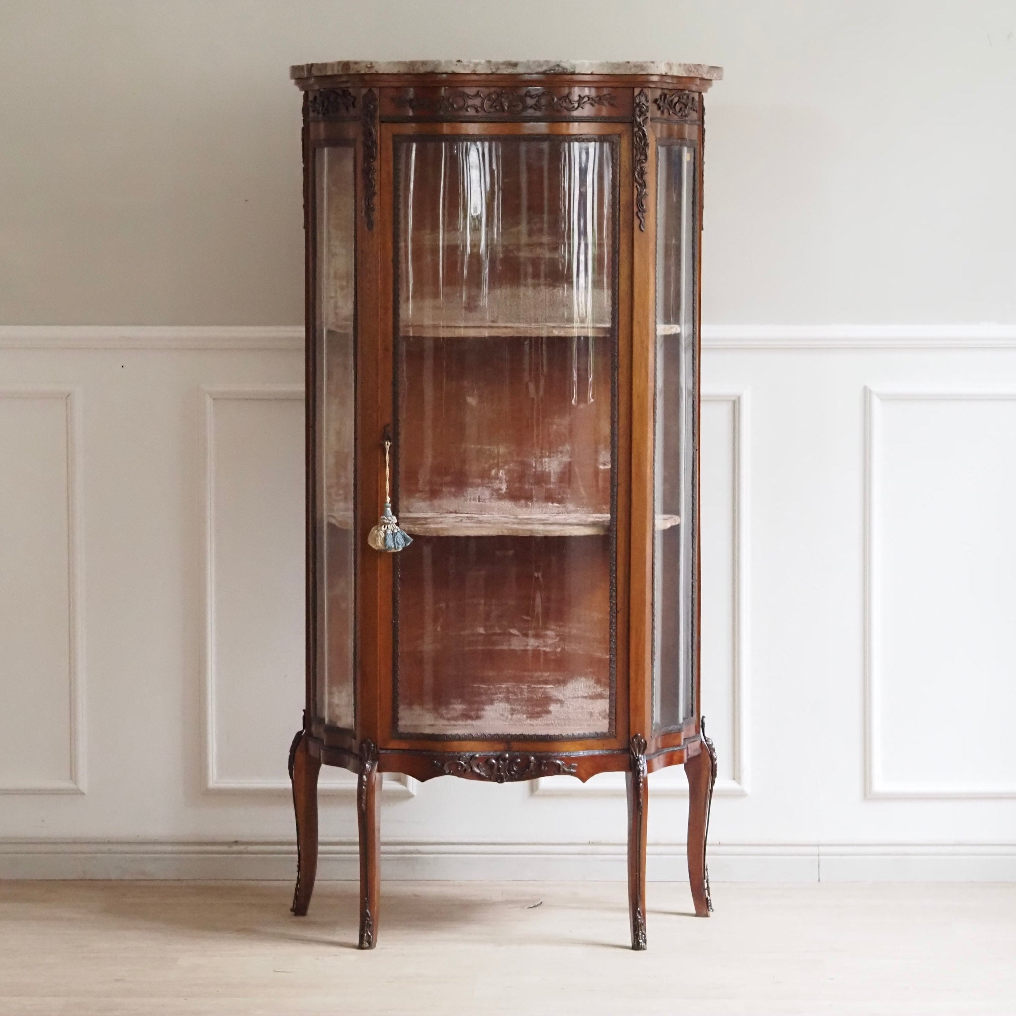 Hohe schmale Vitrine Louis-XV-Stil mit Marmorplatte um 1900 - Frankreich