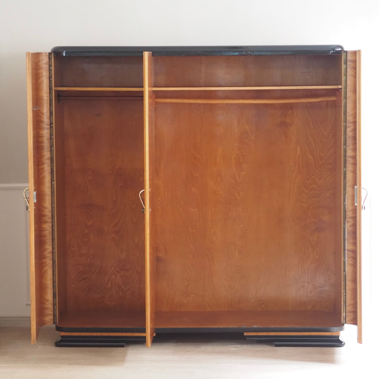 EPOCHE 1940 - Art-Déco Dreitüriger Kleiderschrank mit Wurzelholzfurnier