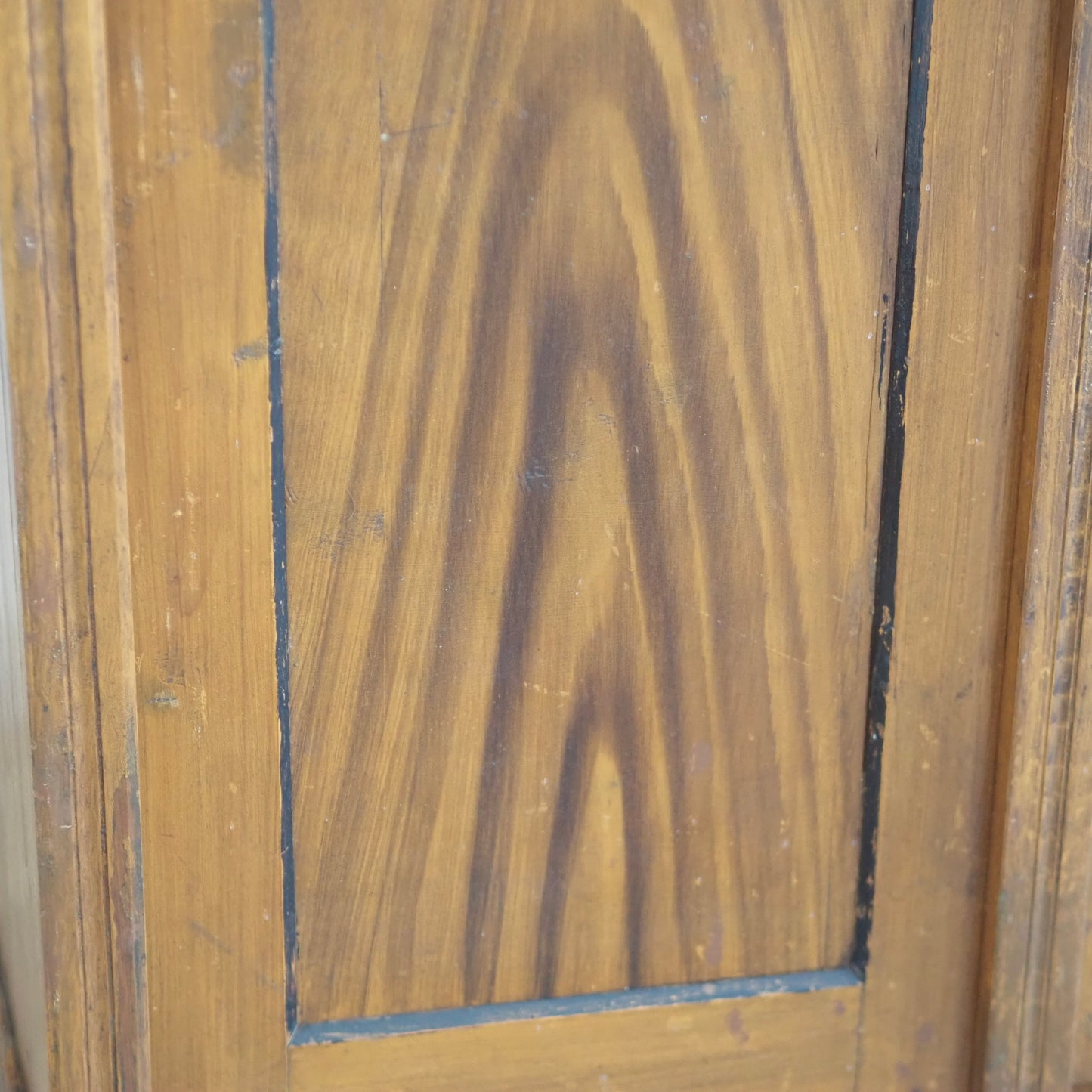EPOCHE 1920 - Antiker Kleiderschrank mit Bierlasur aus Böhmen