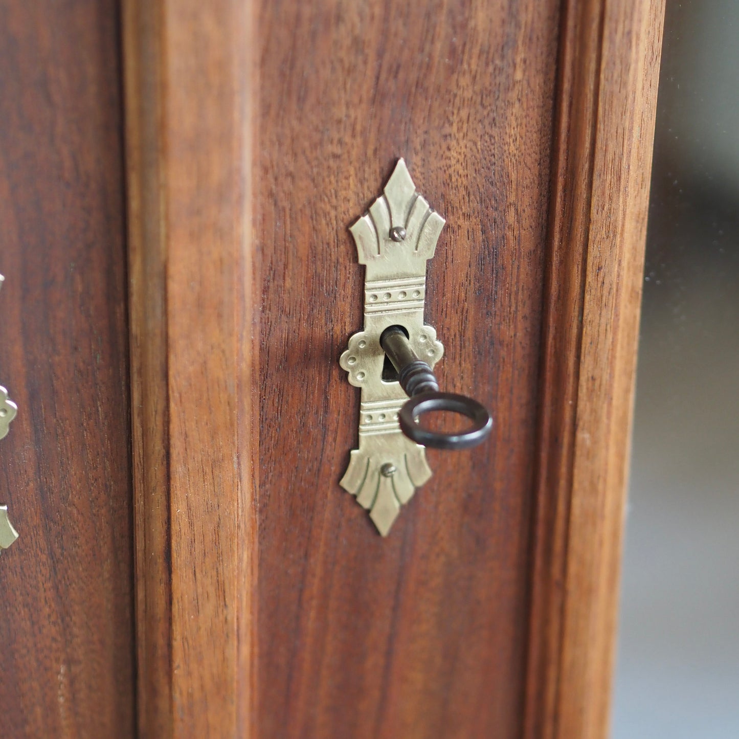 EPOCHE 1900 - Antiker Garderoben- Kleiderschrank mit Spiegel, Mahagoni