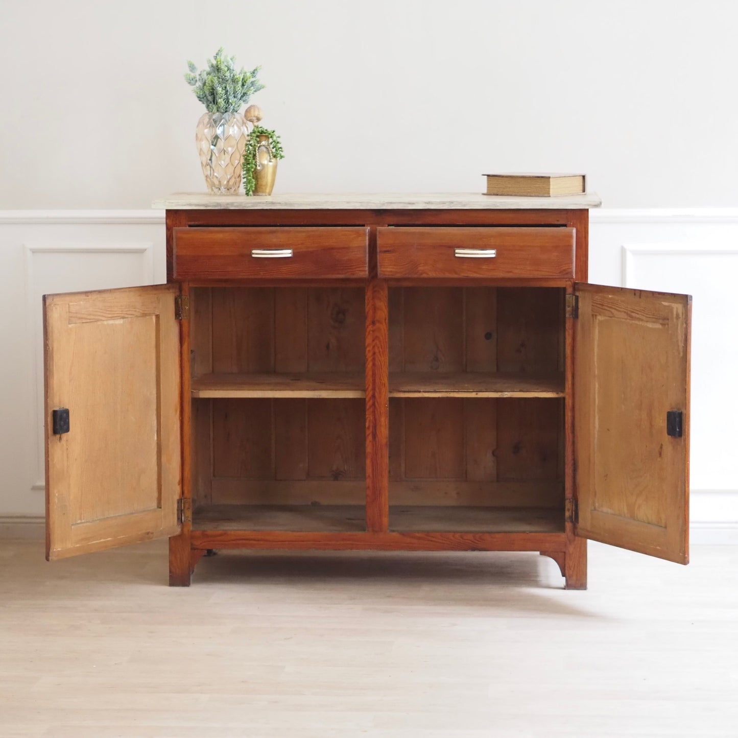 EPOCHE 1930 - Vintage Kommode / Küchenbuffet mit Glasdetails