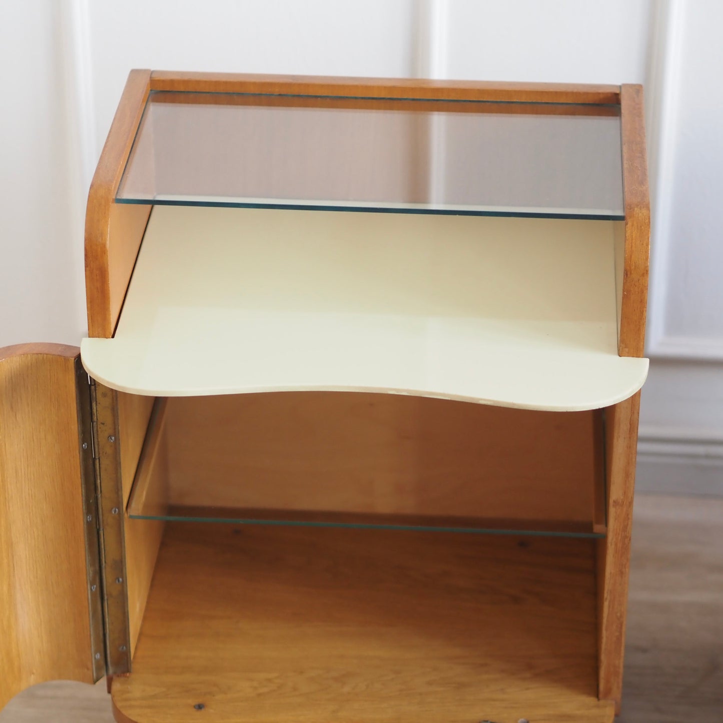 EPOCHE 1930 - Grifflose Art-Déco Nachttische mit Glasablage – Set