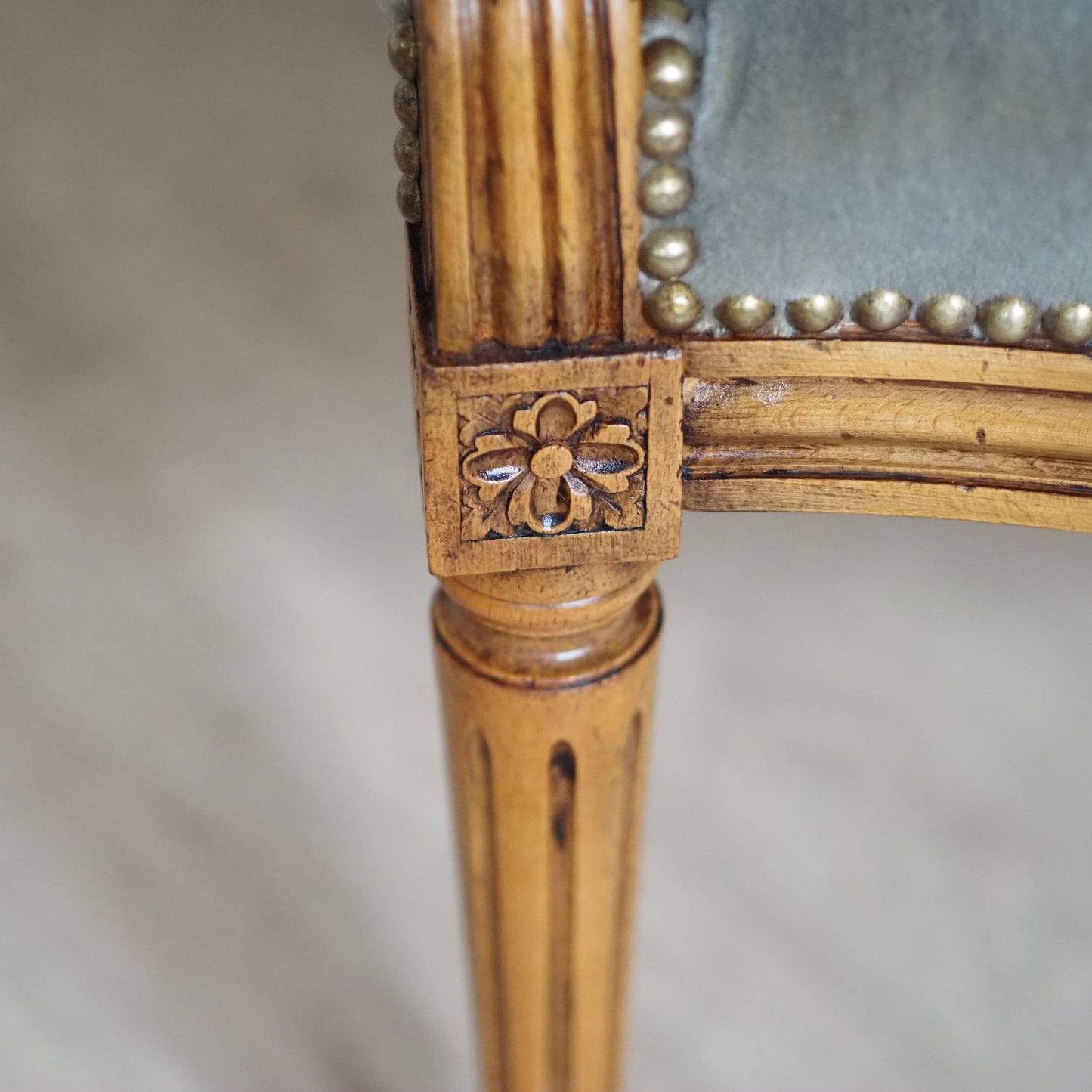 EPOCHE 1890 - Französische Louis XVI Sessel mit graugrünem Samt, Set