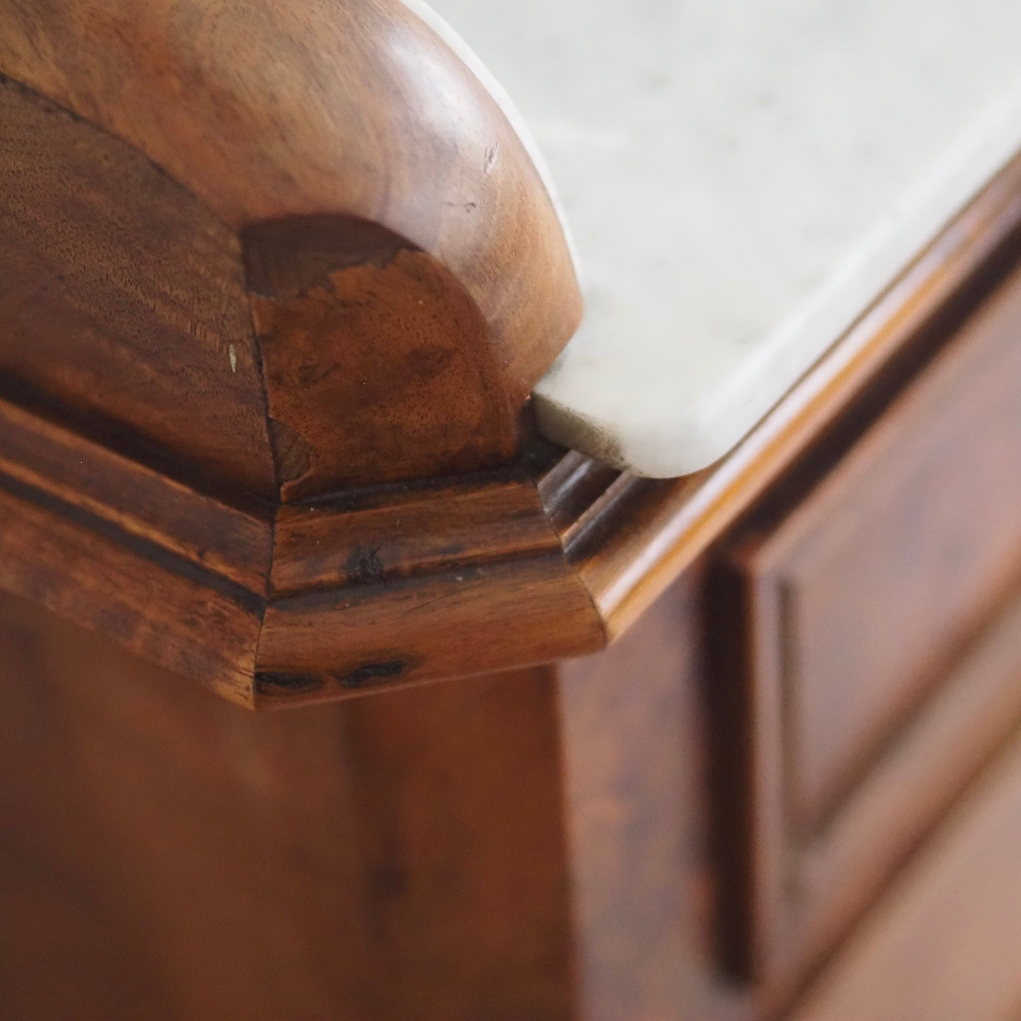 EPOCHE 1880 - Antike Spiegelkommode mit weißem Marmor aus der Gründerzeit