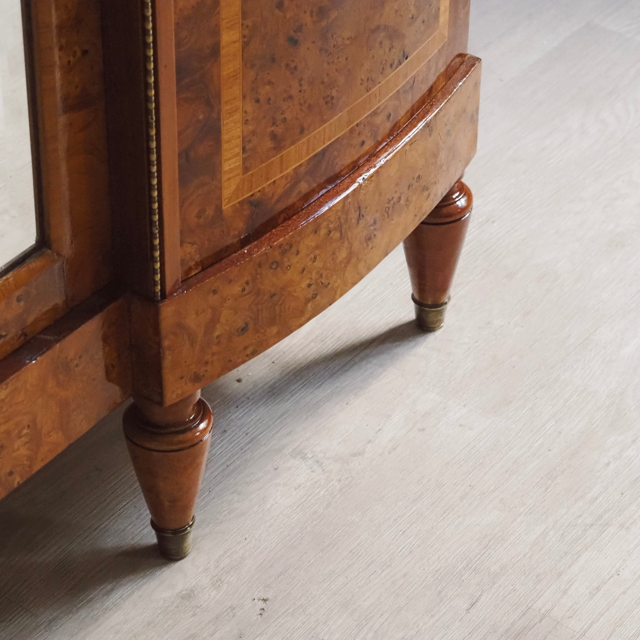 Französischer Kleiderschrank mit Wurzelholz und Intarsien - Großer Spiegel, um 1880–1900