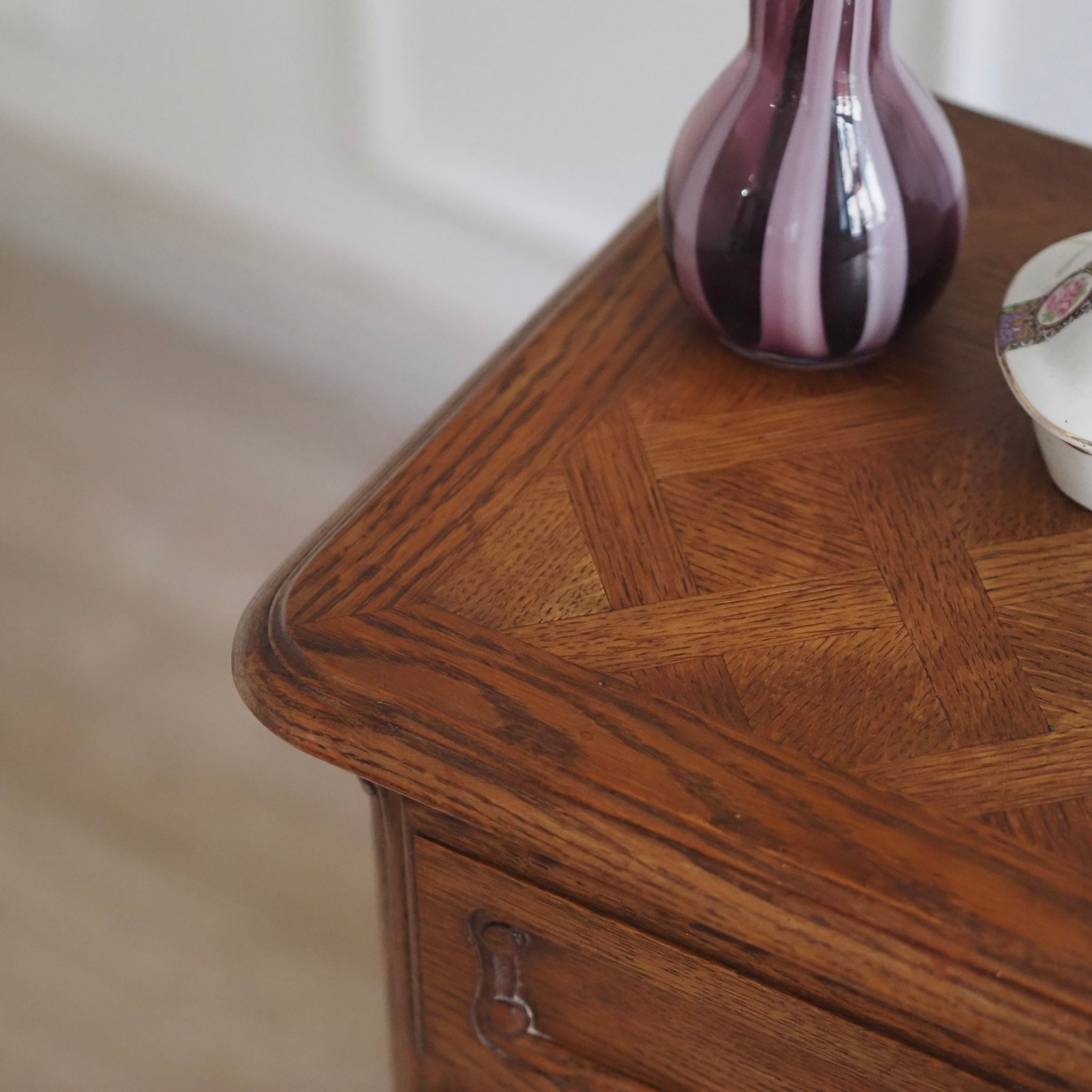 EPOCHE 1920 - Französische Vintage Nachttische - Nachtschrank Set mit Fischgrätmuster