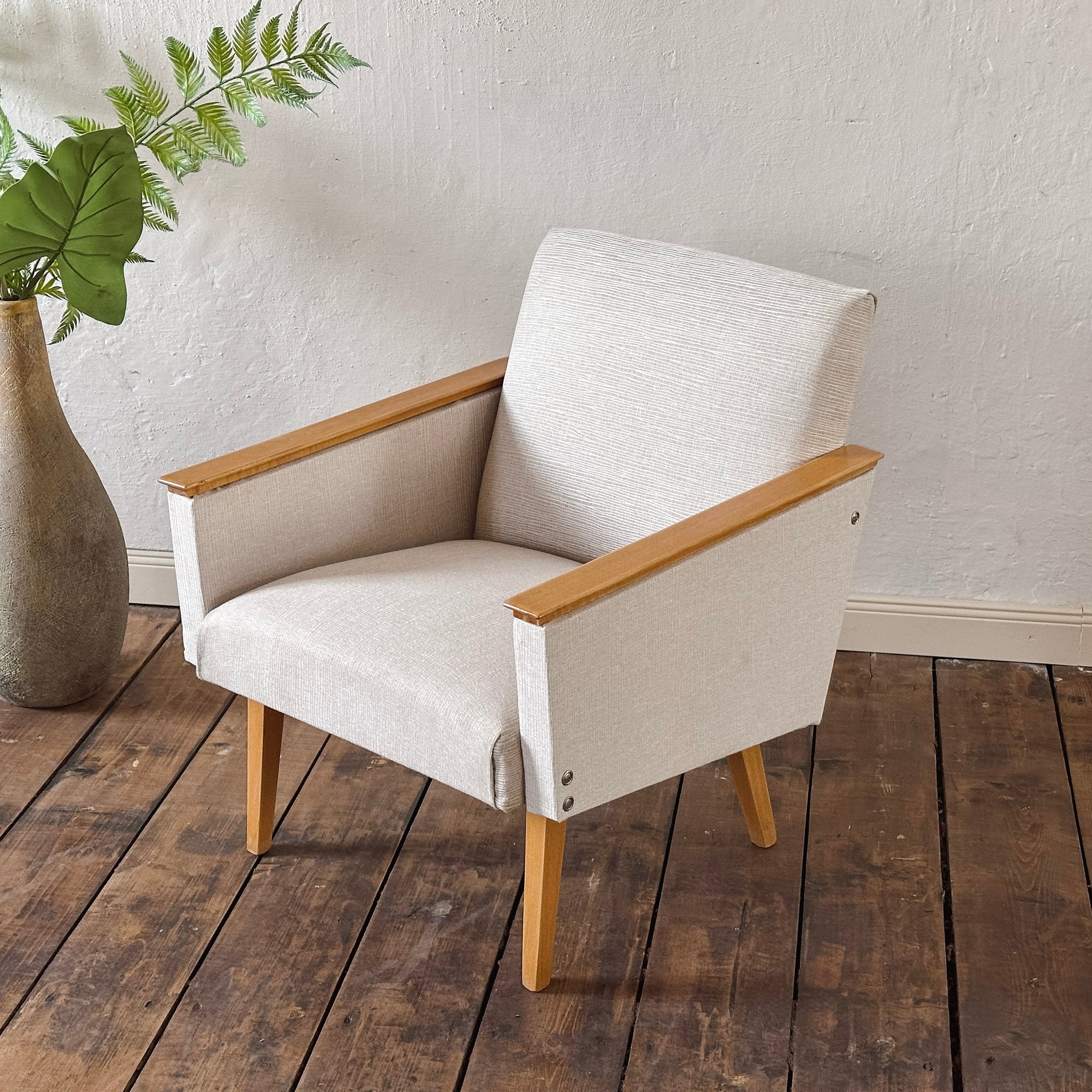 EPOCHE 1960 - Mid Century Sessel mit hellgrauem Bezug – Designklassiker