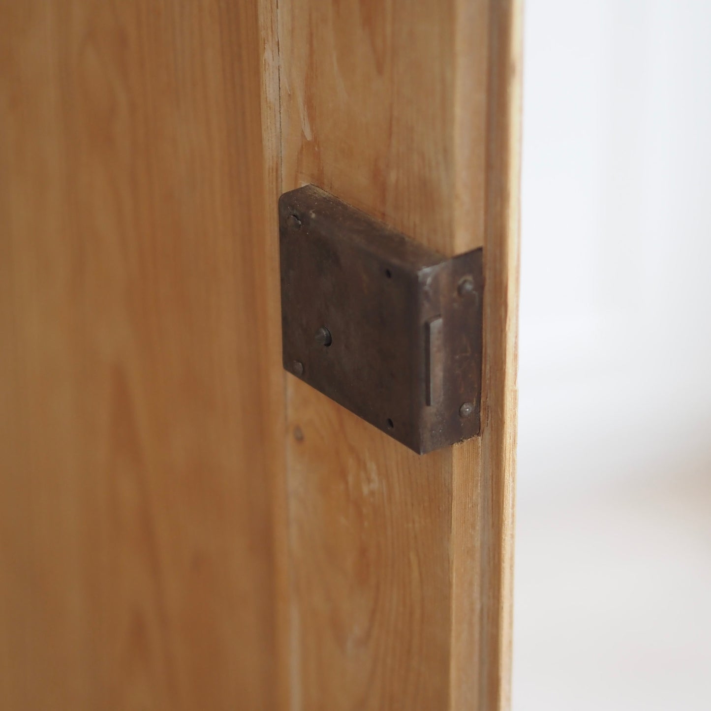EPOCHE 1890 - Antiker Weichholz Gründerzeit Kleiderschrank mit Kleiderhaken