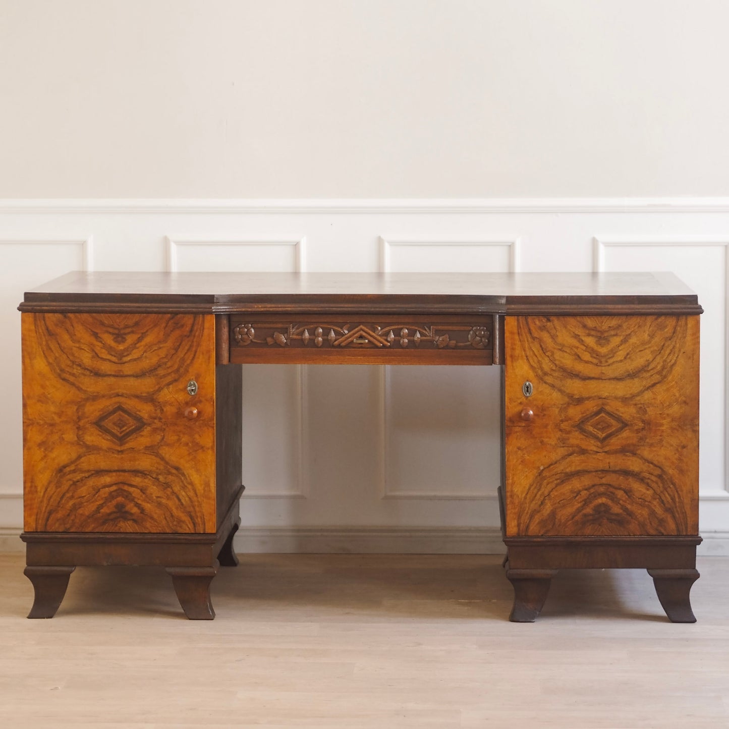 EPOCHE 1920 - Großer Art-Déco-Schreibtisch mit Nussbaumwurzel-Furnier