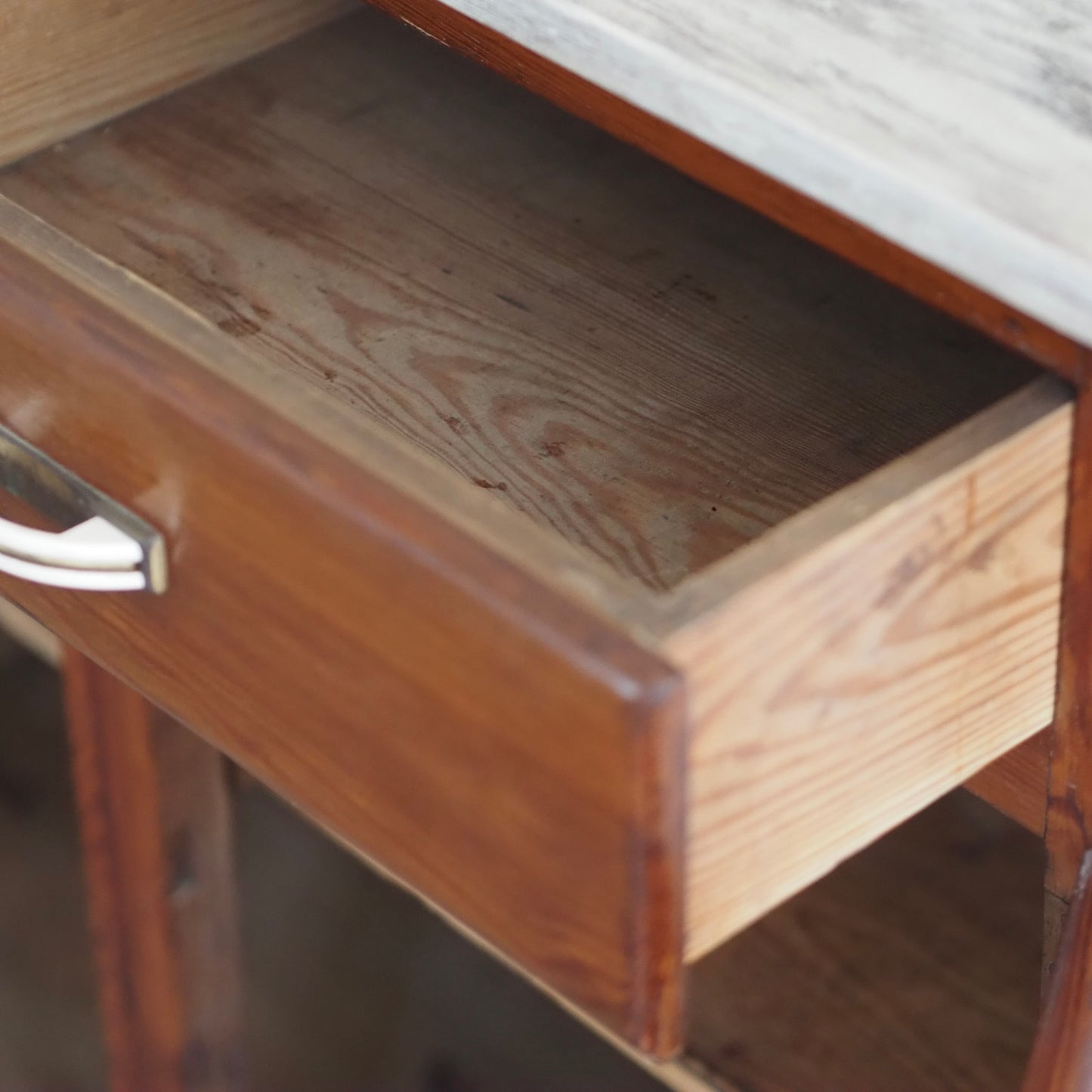 EPOCHE 1930 - Vintage Kommode / Küchenbuffet mit Glasdetails