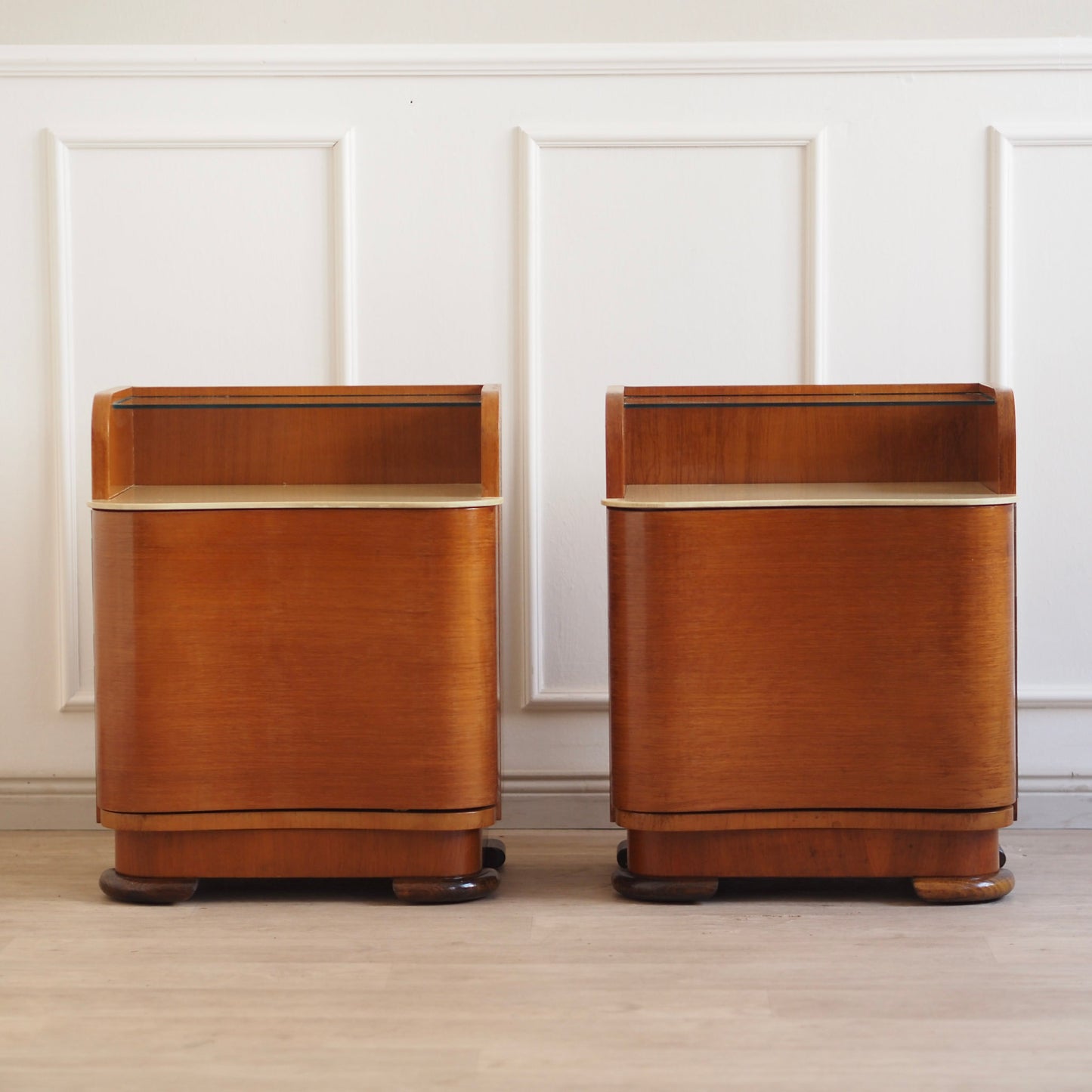 EPOCHE 1930 - Grifflose Art-Déco Nachttische mit Glasablage – Set