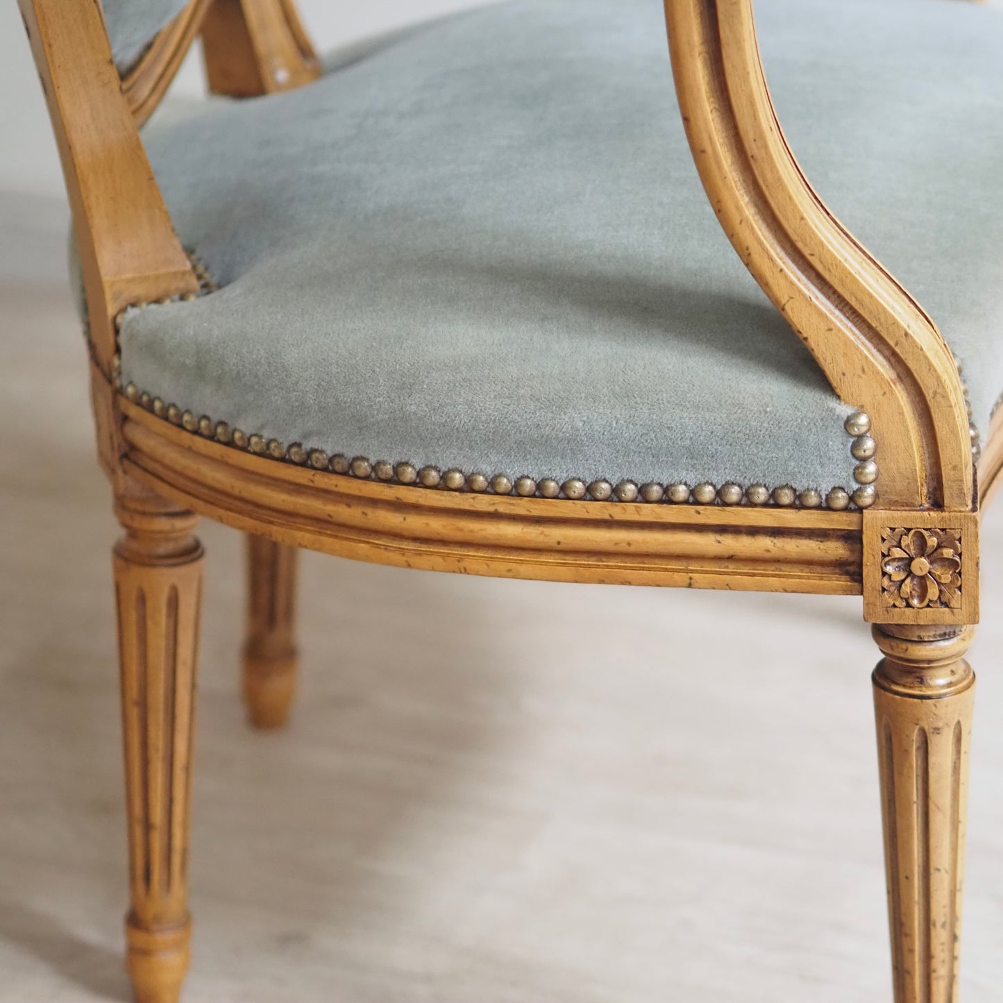 EPOCHE 1890 - Französische Louis XVI Sessel mit graugrünem Samt, Set