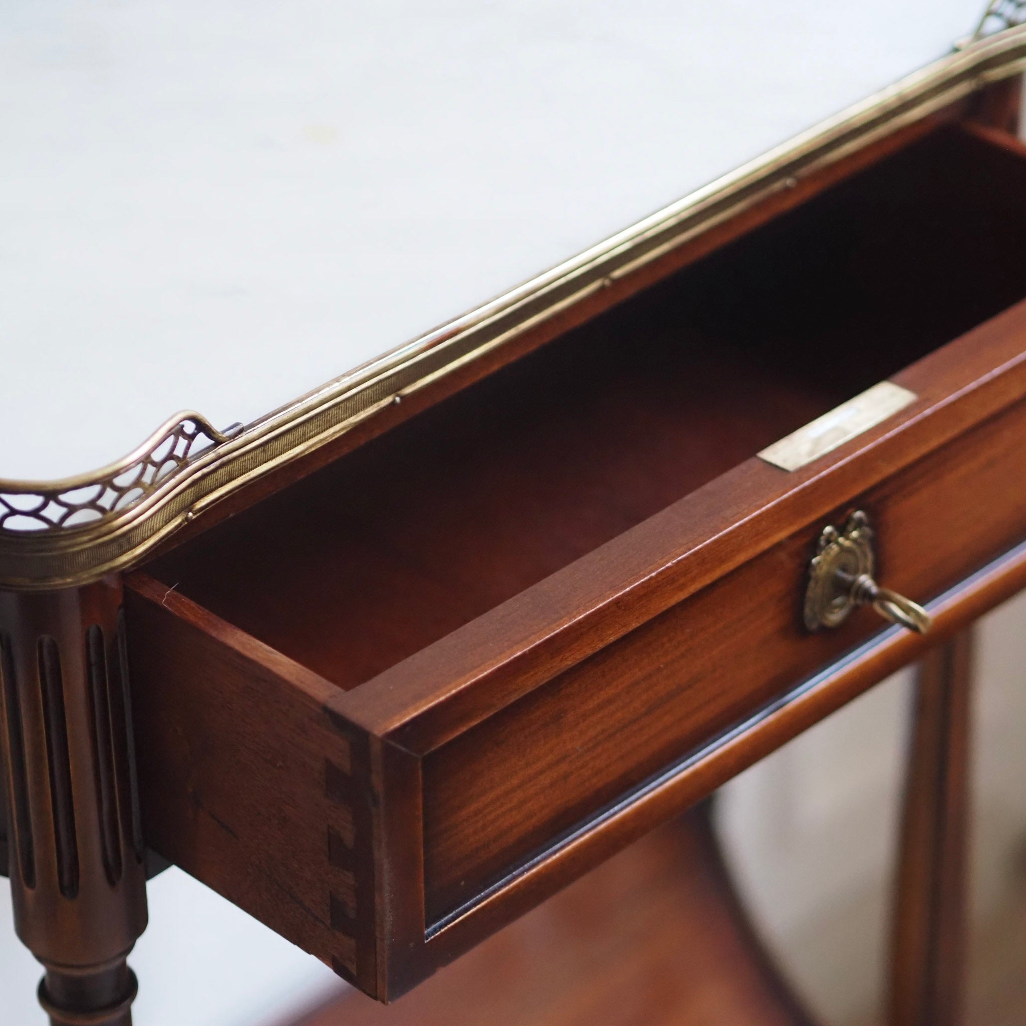 EPOCHE 1890 - Französischer Mahagoni Konsolentisch mit Marmor - Louis XVI Stil