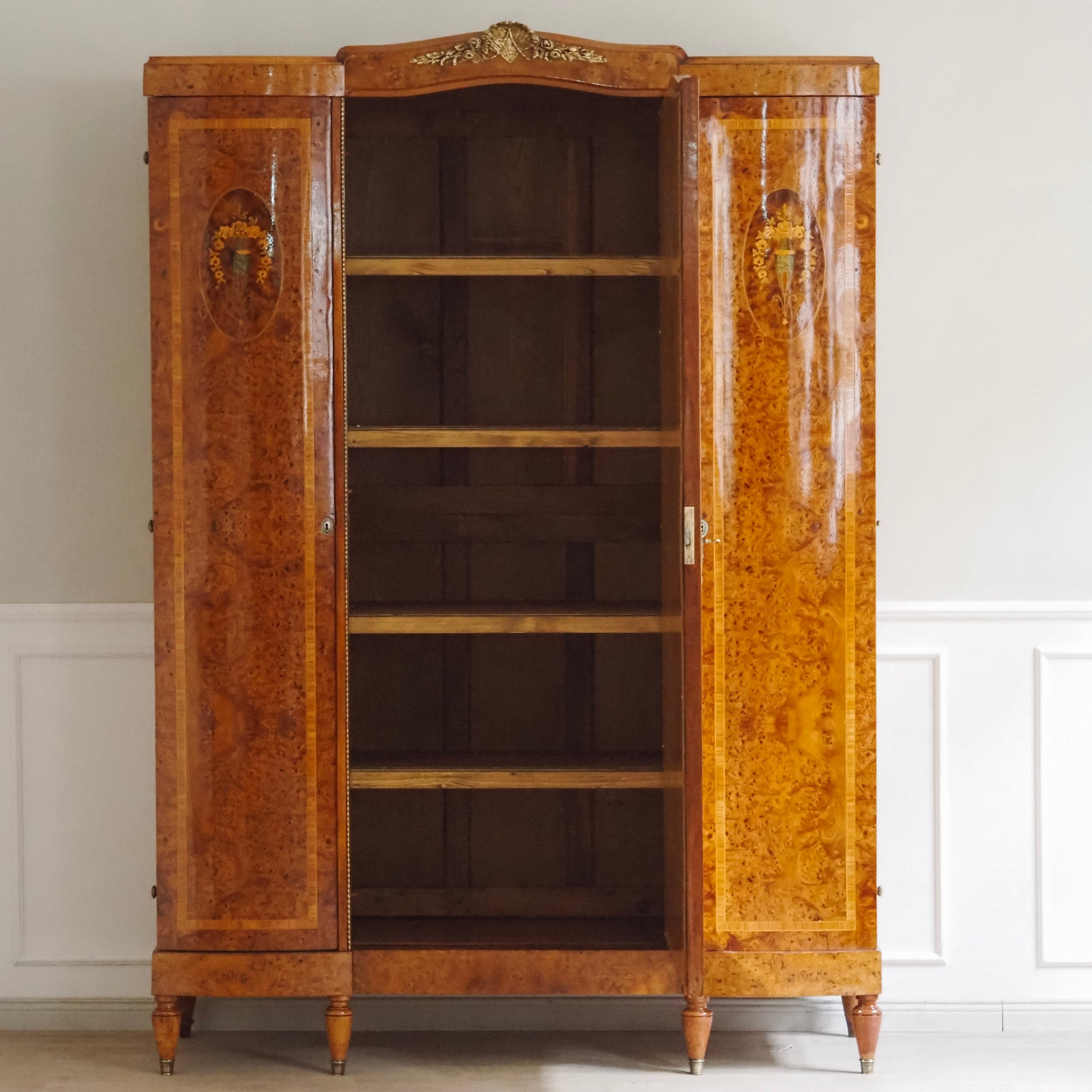 Französischer Kleiderschrank mit Wurzelholz und Intarsien - Großer Spiegel, um 1880–1900