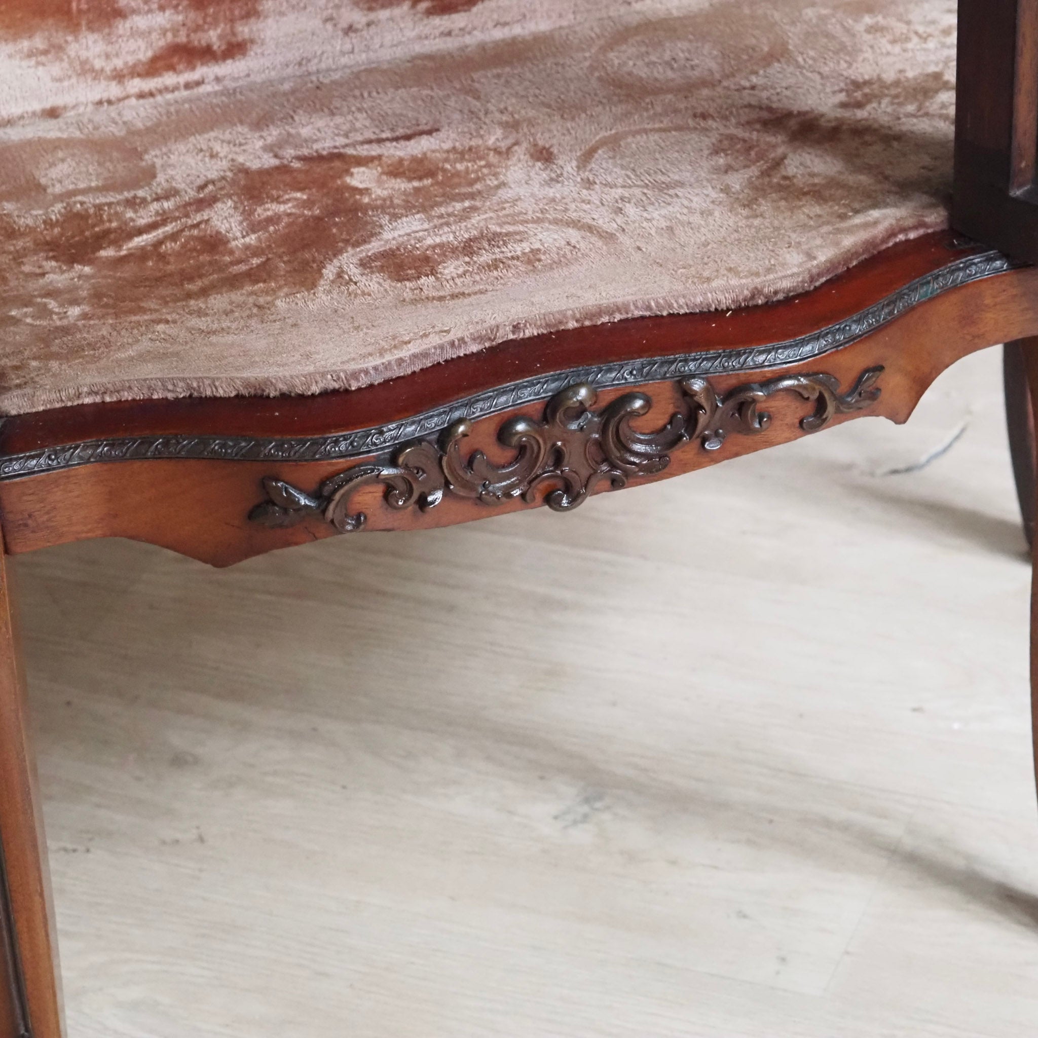 Hohe schmale Vitrine Louis-XV-Stil mit Marmorplatte um 1900 - Frankreich