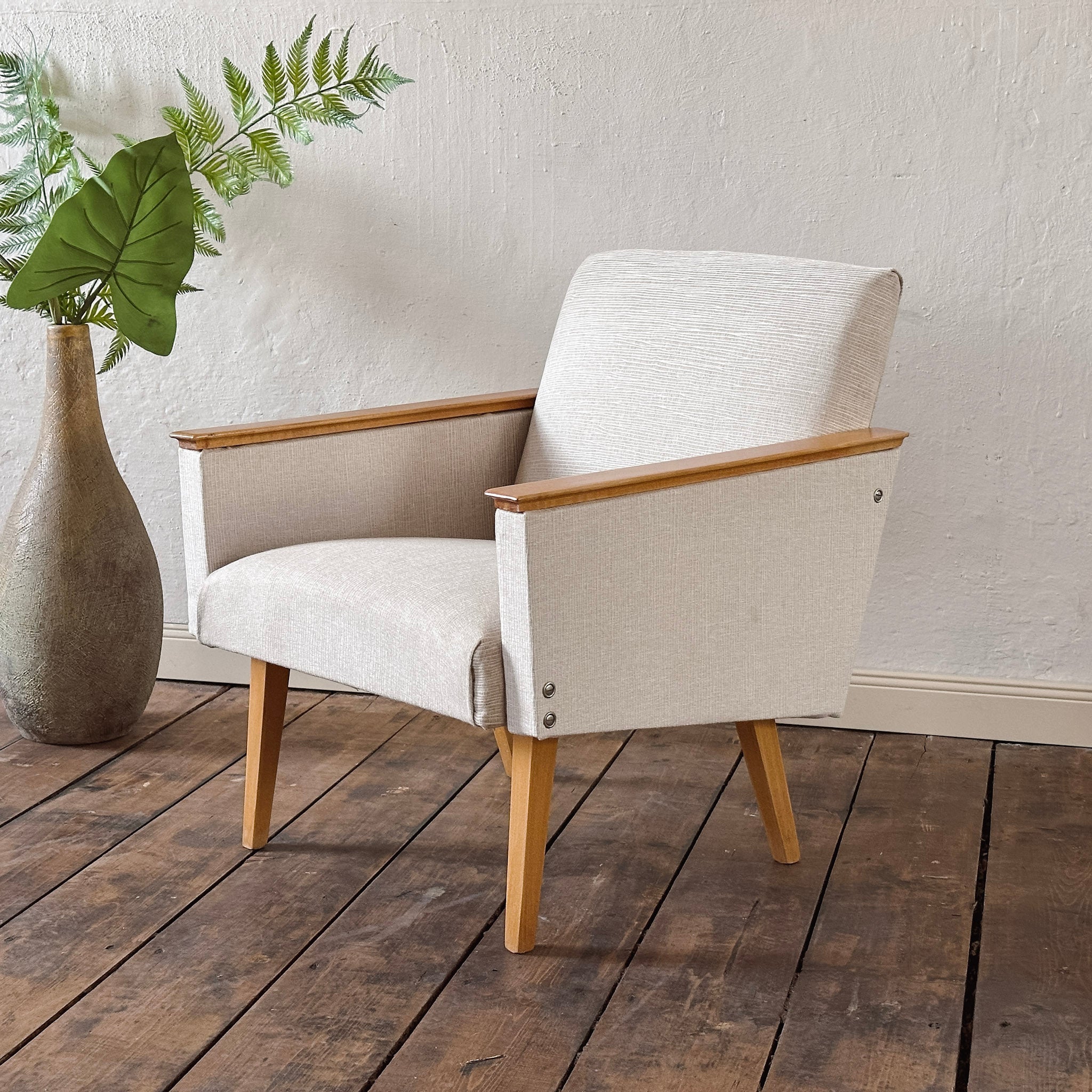 EPOCHE 1960 - Mid Century Sessel mit hellgrauem Bezug – Designklassiker