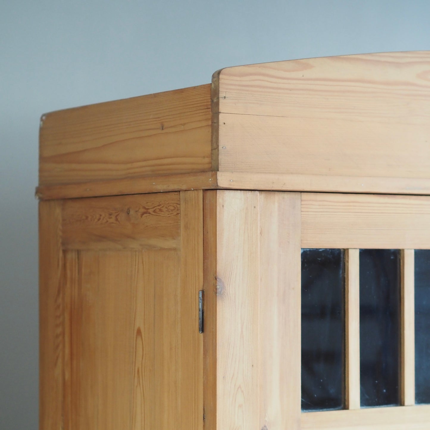EPOCHE 1910 - Kleiderschrank Jugendstil Weichholz 3-türig mit Spiegel & Sprossenfenster