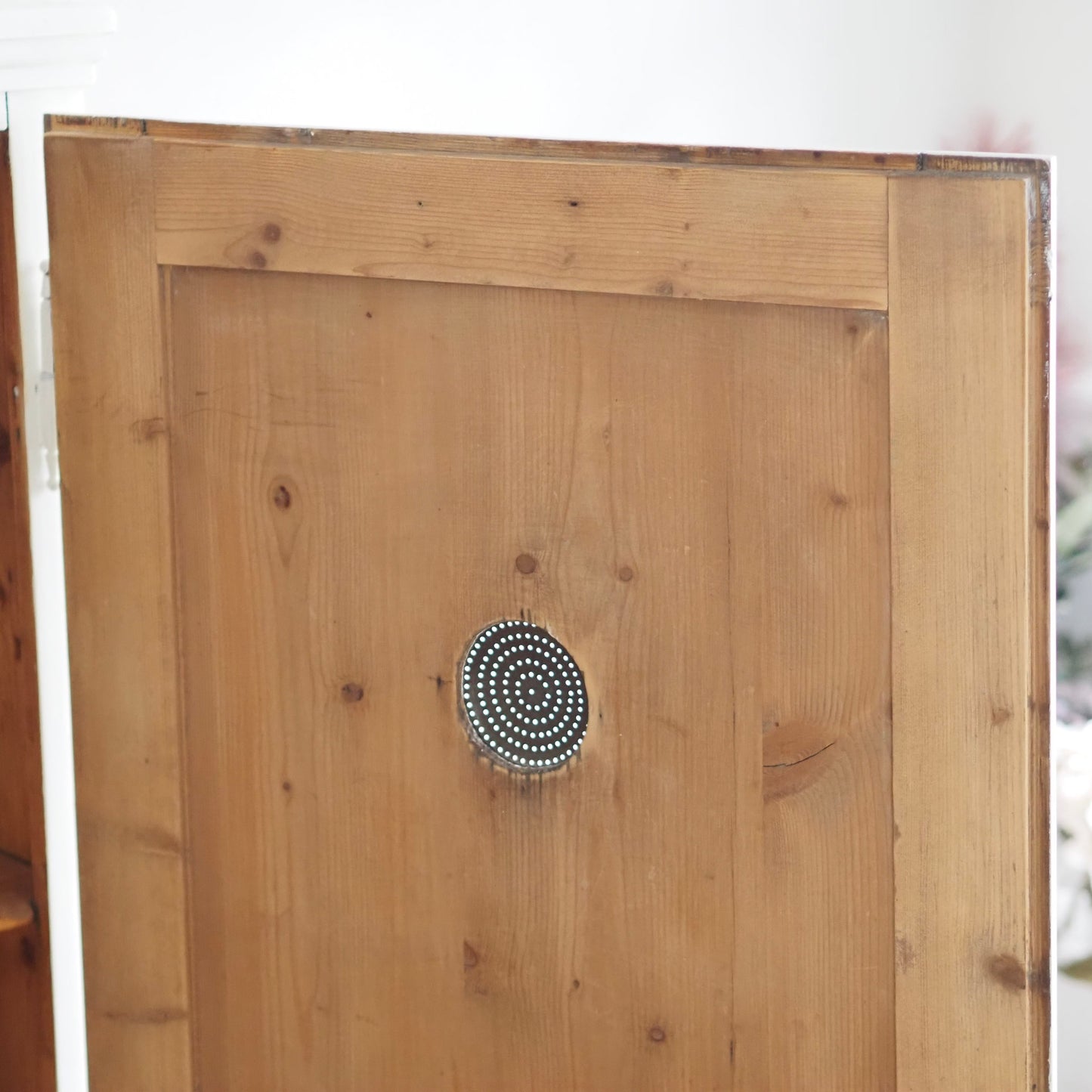 EPOCHE 1920 - Weißer Vintage-Küchenschrank mit Belüftungseinsatz / Vorratsschrank