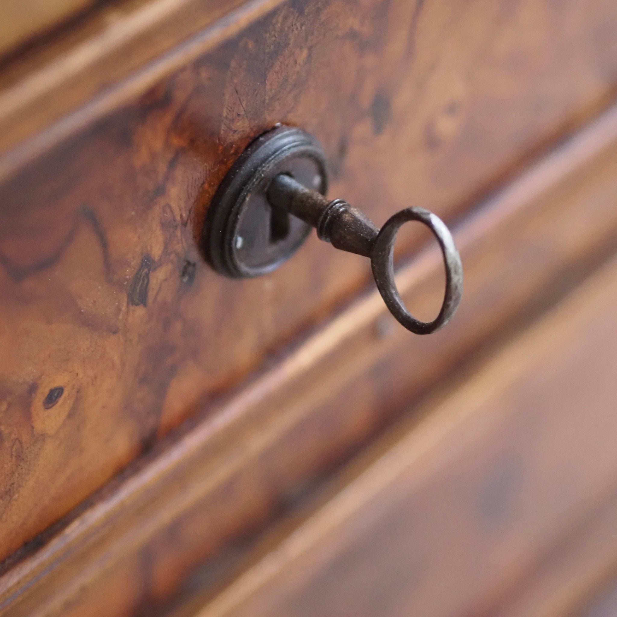 EPOCHE 1880 - Antike Spiegelkommode mit weißem Marmor aus der Gründerzeit