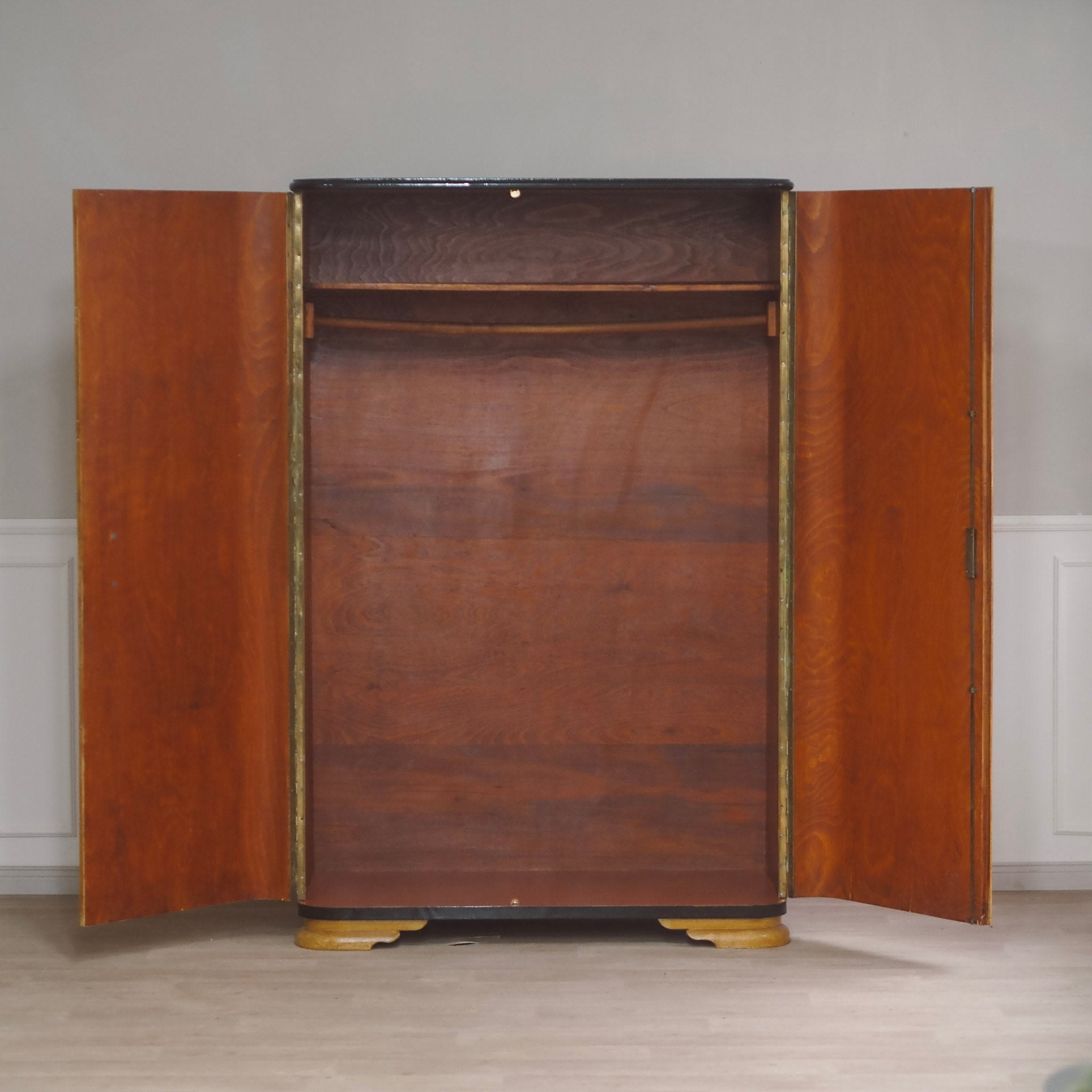 EPOCHE 1940 - Art Déco Kleiderschrank 2-türig in Wurzelholzoptik, Midcentury Schrank