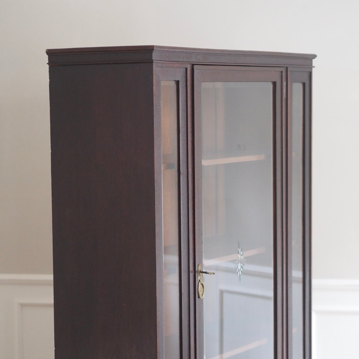 EPOCHE 1930 - Antike Vitrine mit Intarsien und geschliffenem Glas
