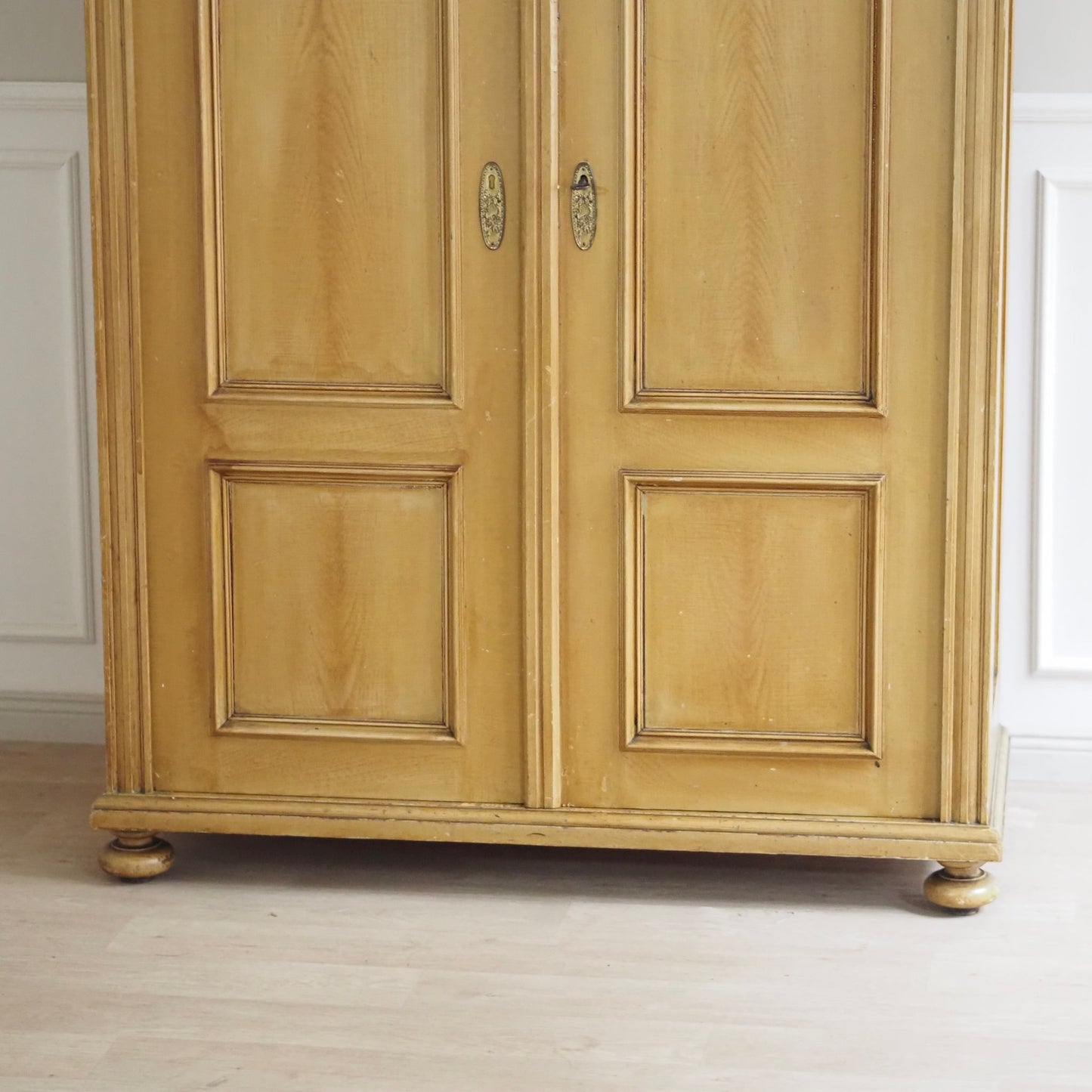 EPOCHE 1900 - Zweitüriger Kleider- Garderobenschrank mit Bierlasur um 1900