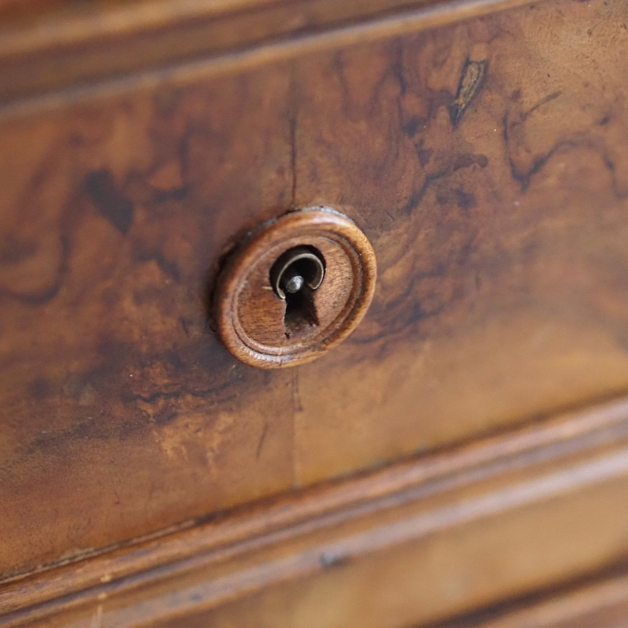 EPOCHE 1880 - Antike Spiegelkommode mit weißem Marmor aus der Gründerzeit