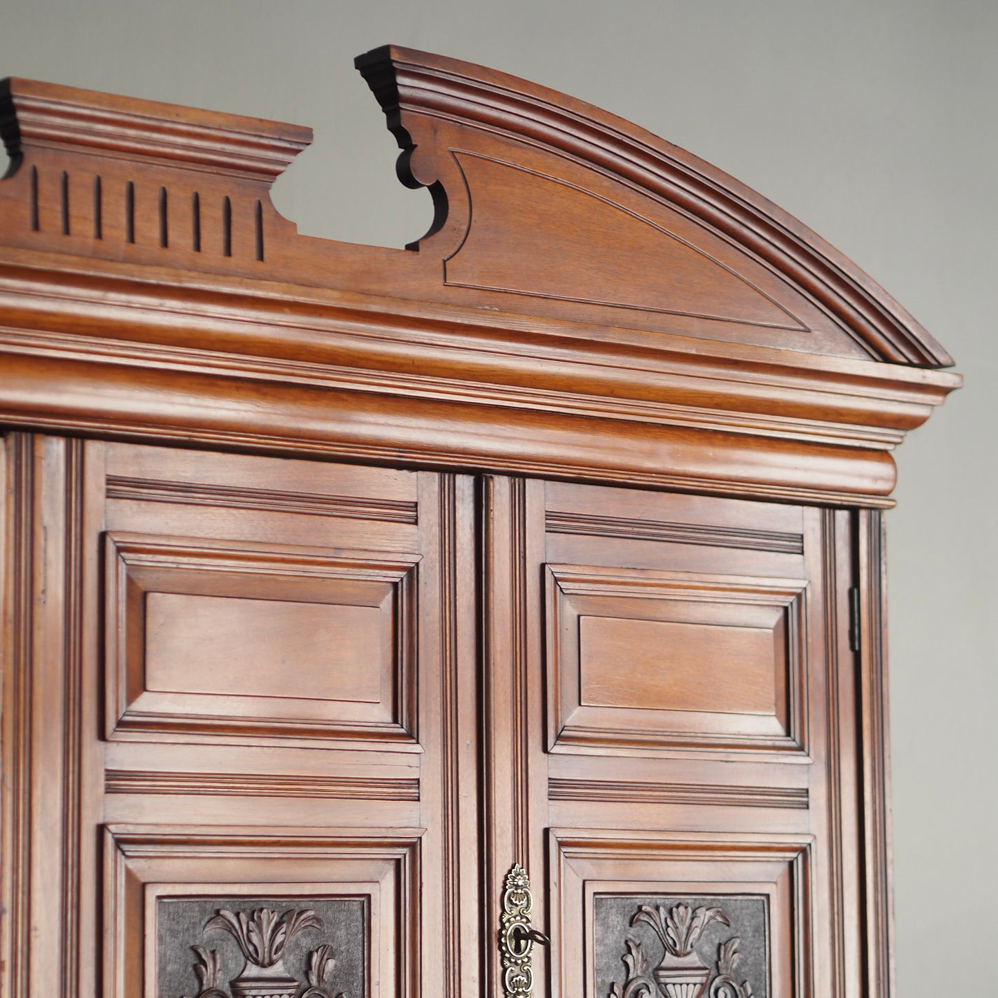 EPOCHE 1890 - Englischer Kleiderschrank mit Spiegel - Gründerzeit