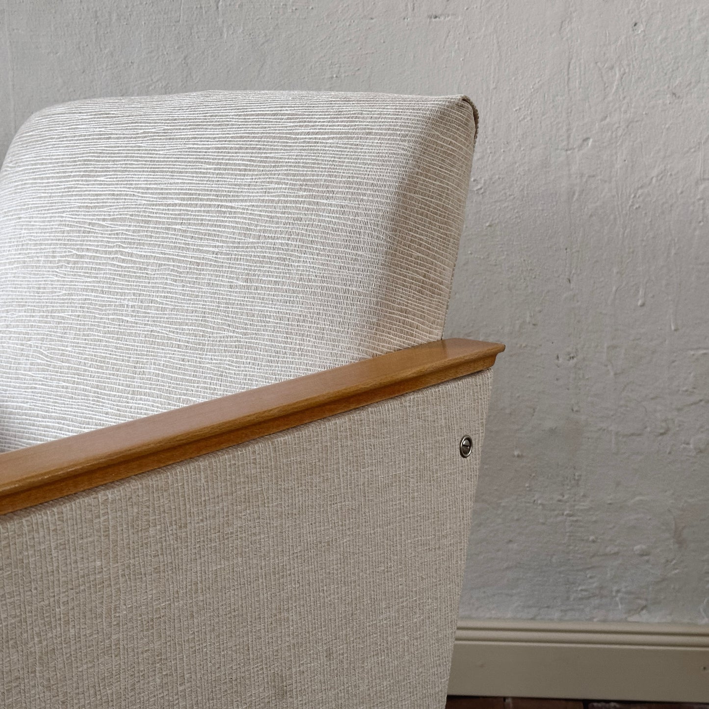 EPOCHE 1960 - Mid Century Sessel mit hellgrauem Bezug – Designklassiker