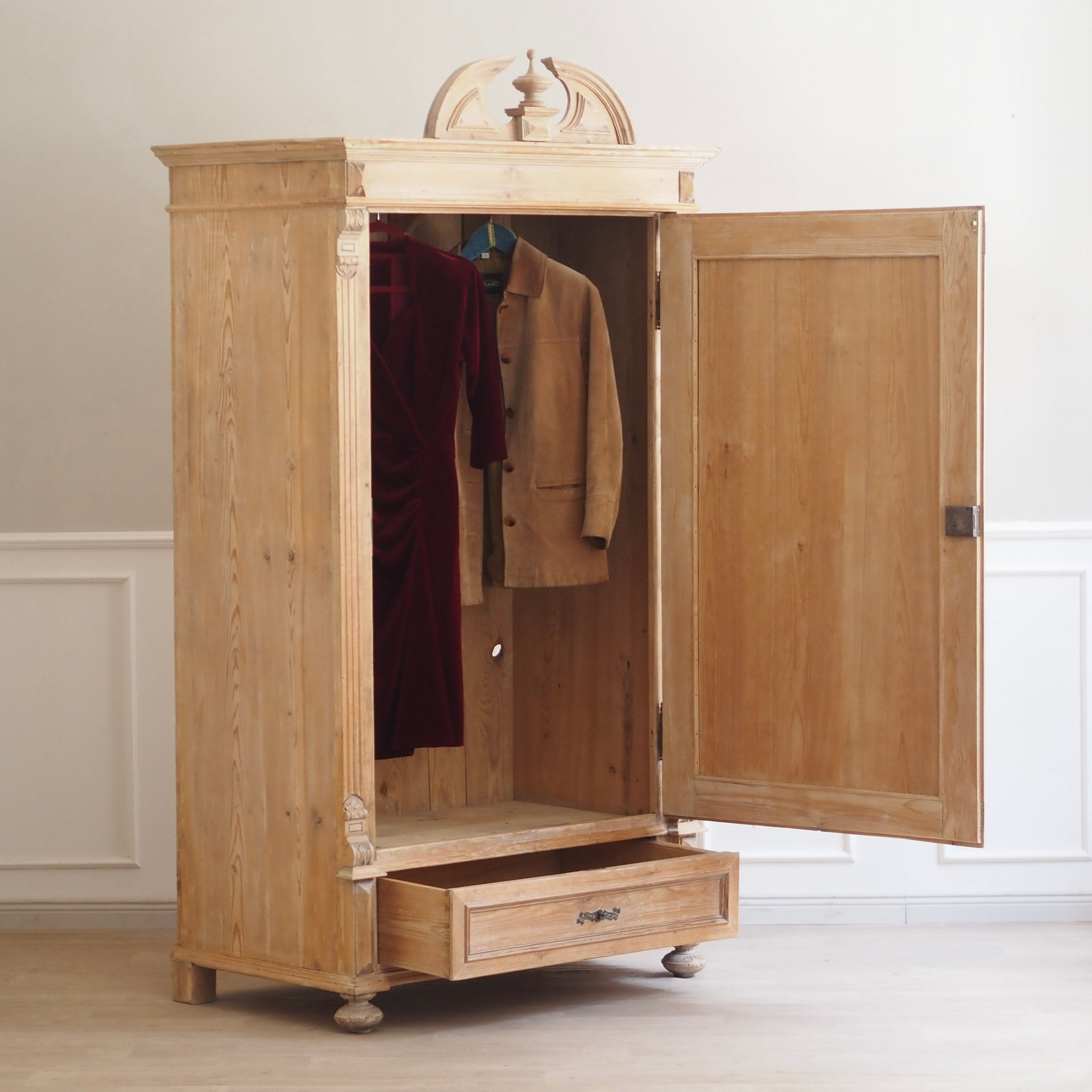 EPOCHE 1890 - Antiker Weichholz Gründerzeit Kleiderschrank mit Kleiderhaken