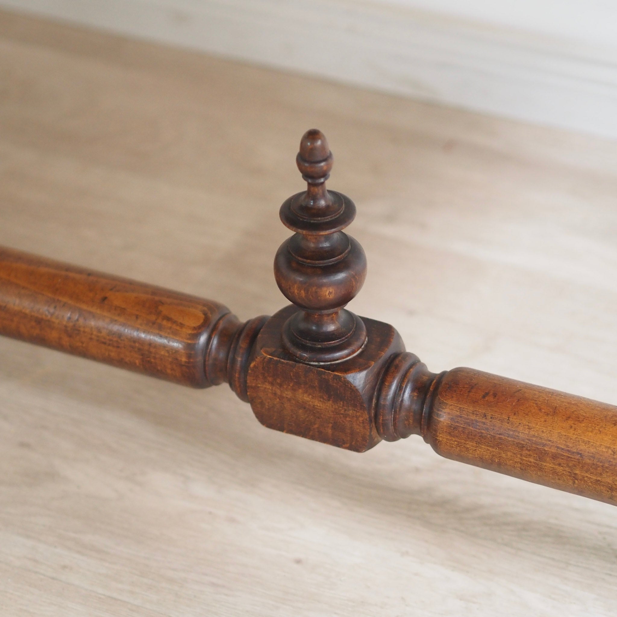 EPOCHE 1890 - Antiker Schreib- Esstisch mit gedrechseltem Gestell