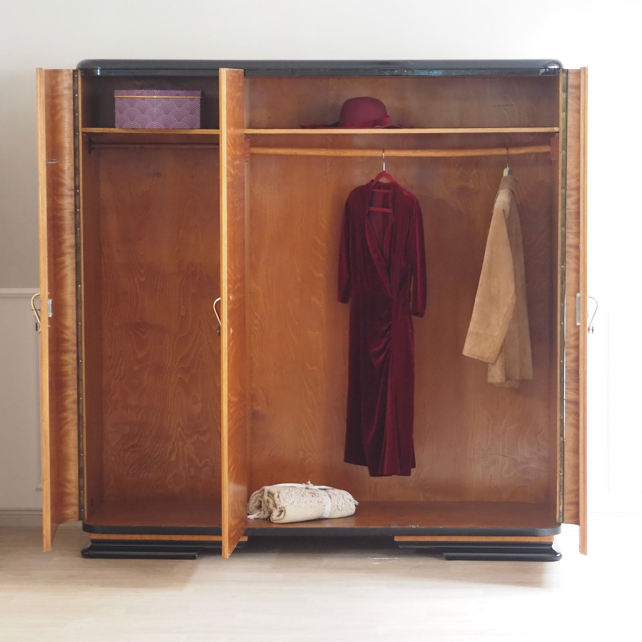 Art-Déco Kleiderschrank dreitürig Wurzelholz um 1940