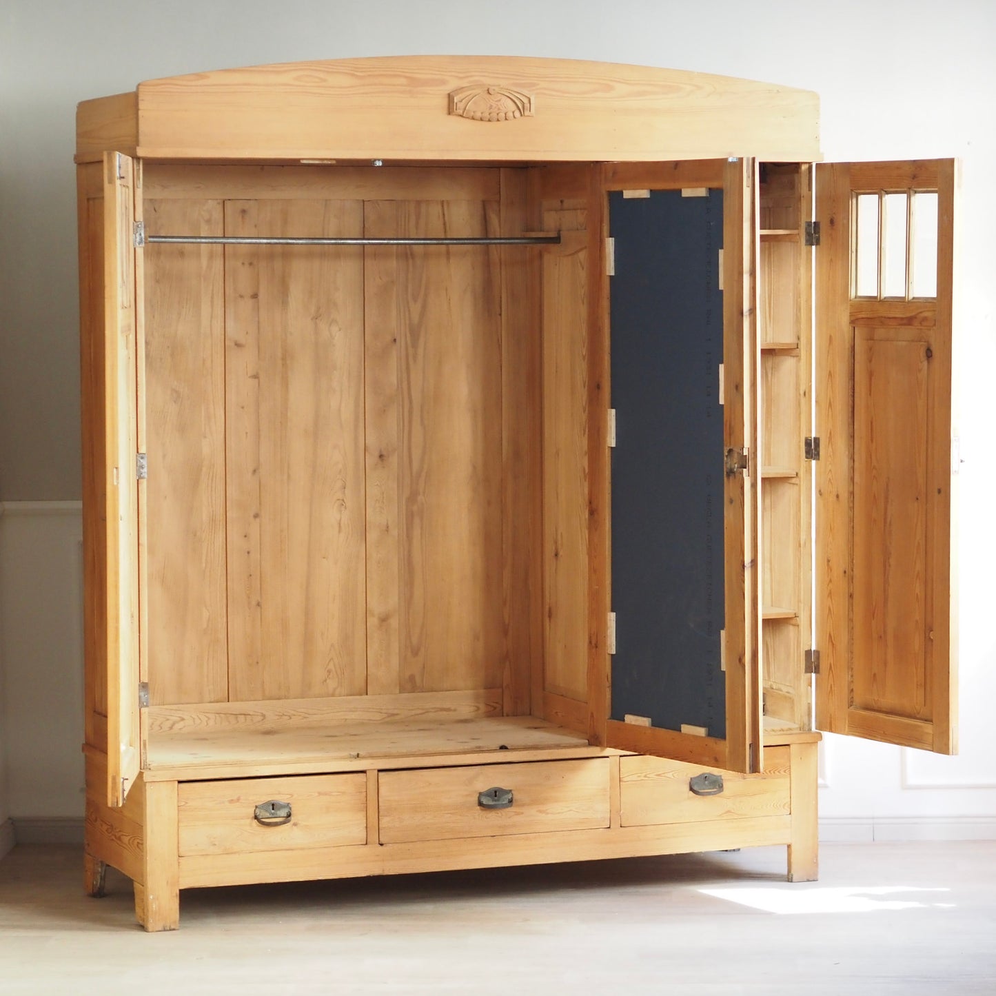 EPOCHE 1910 - Kleiderschrank Jugendstil Weichholz 3-türig mit Spiegel & Sprossenfenster