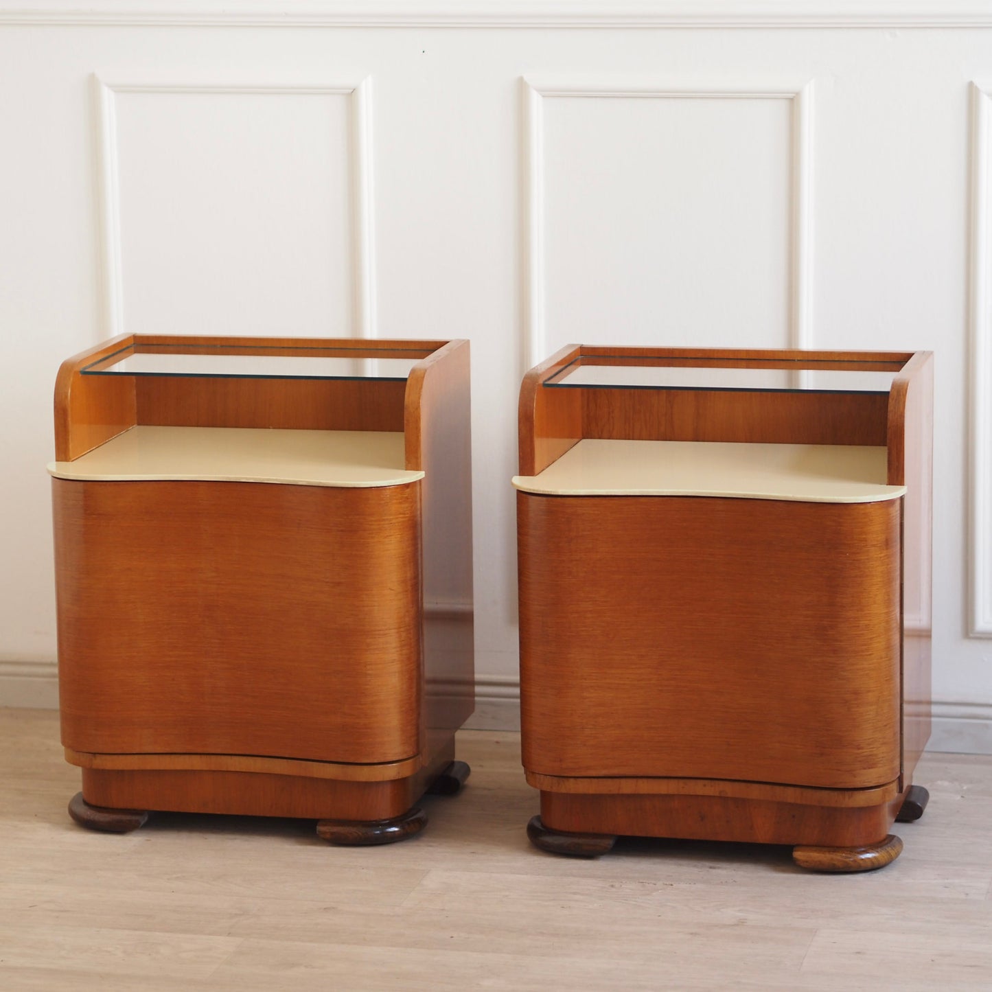 EPOCHE 1930 - Grifflose Art-Déco Nachttische mit Glasablage – Set